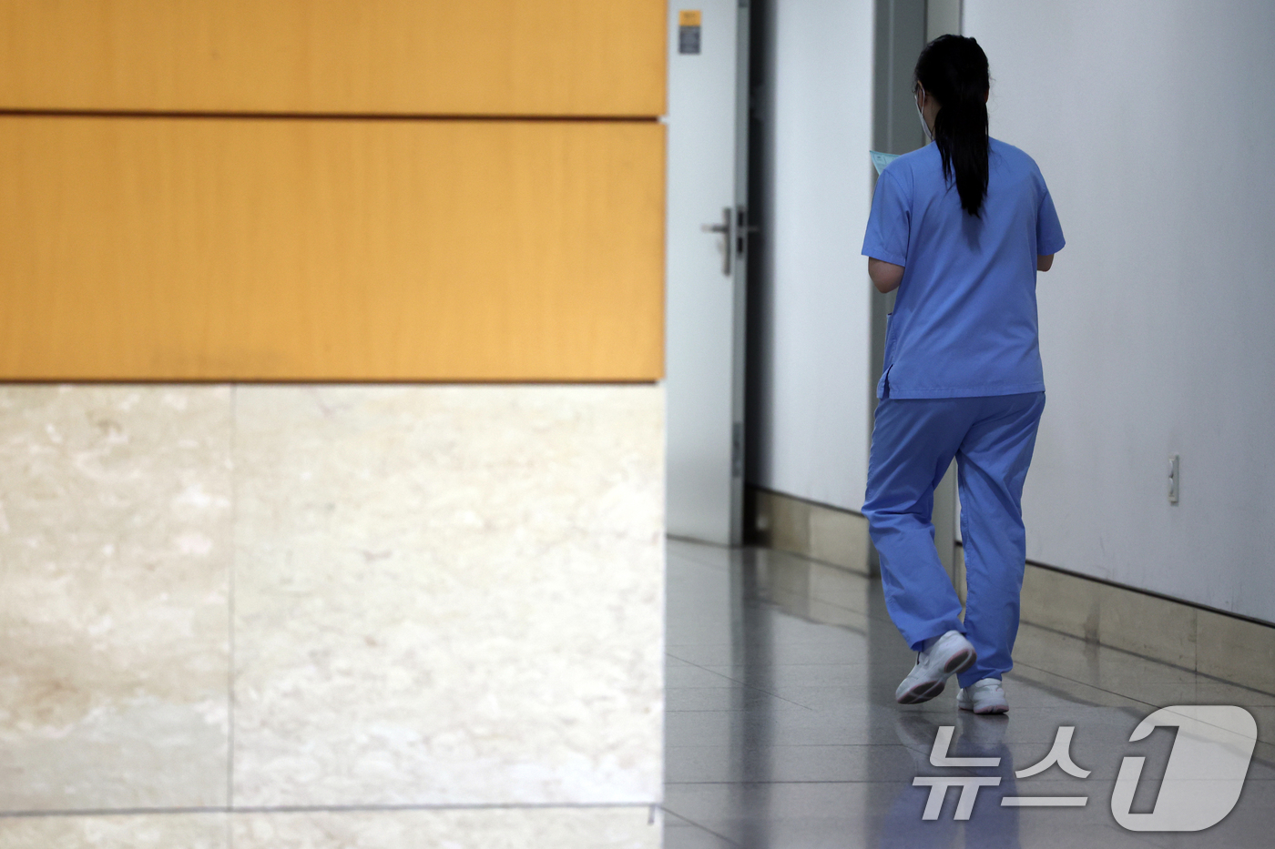 (서울=뉴스1) 황기선 기자 = 4일 서울 시내 한 대형병원에서 간호사들이 발걸음을 옮기고 있다.의정갈등으로 전공의들이 대거 이탈하면서 상급종합병원들이 수술, 입원 건수 감소 등을 …