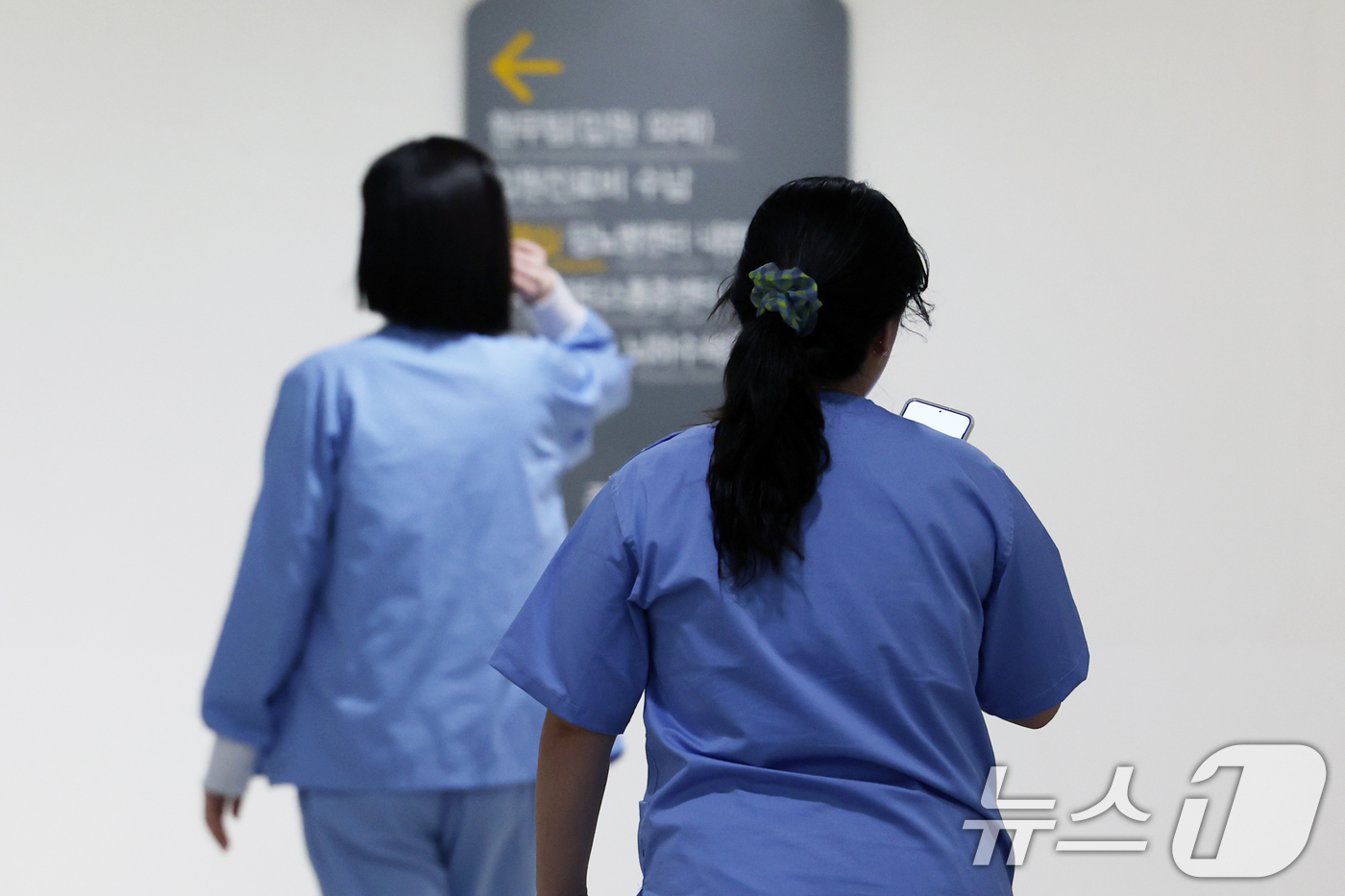 (서울=뉴스1) 황기선 기자 = 4일 서울 시내 한 대형병원에서 간호사들이 발걸음을 옮기고 있다.의정갈등으로 전공의들이 대거 이탈하면서 상급종합병원들이 수술, 입원 건수 감소 등을 …