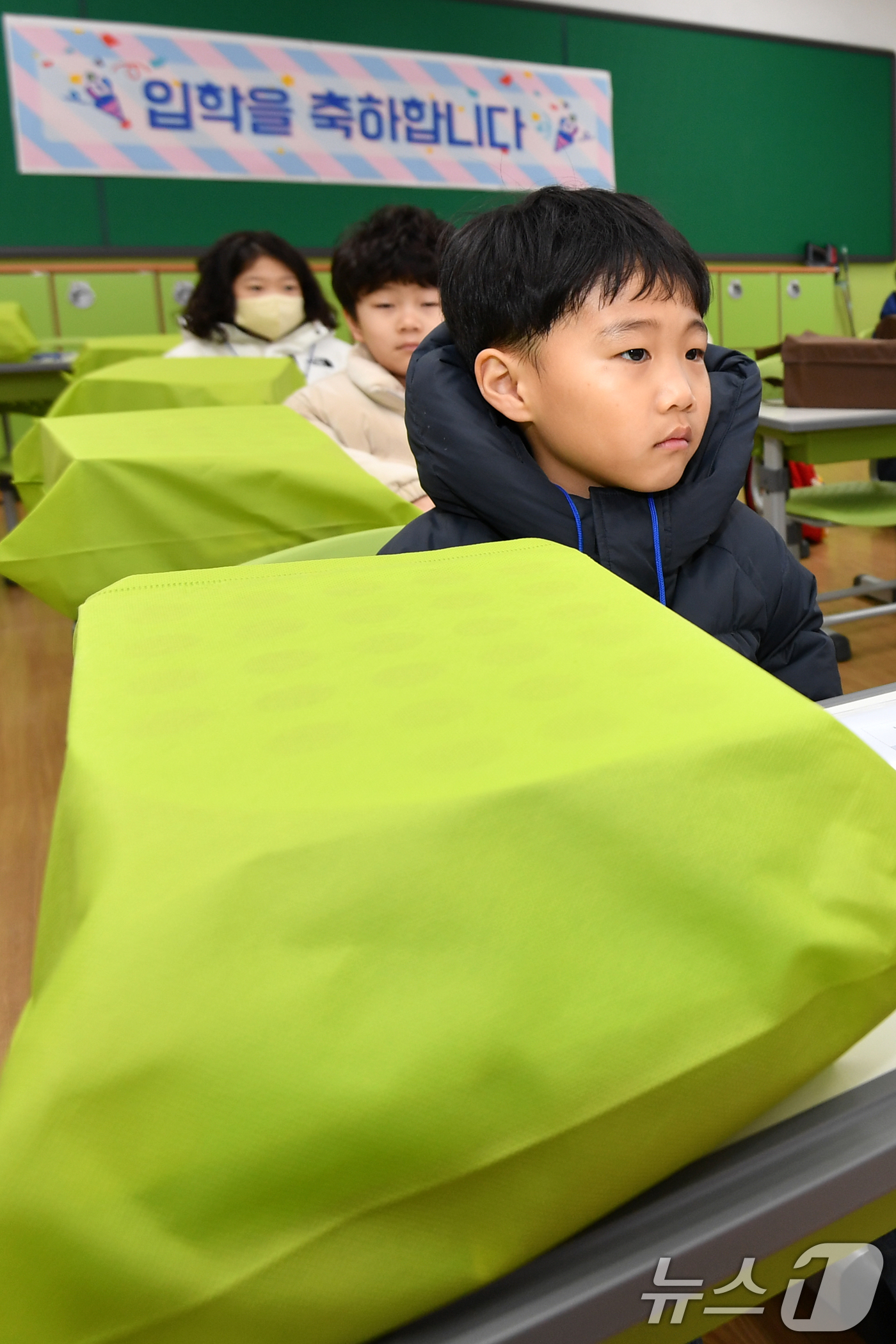 (포항=뉴스1) 최창호 기자 = 4일 경북 포항시 북구 흥해읍 달전초등학교에서 열린 2025학년도 입학식에서 1학년 신입생이 선생님 말씀을 듣고 있다. 2025.3.4/뉴스1