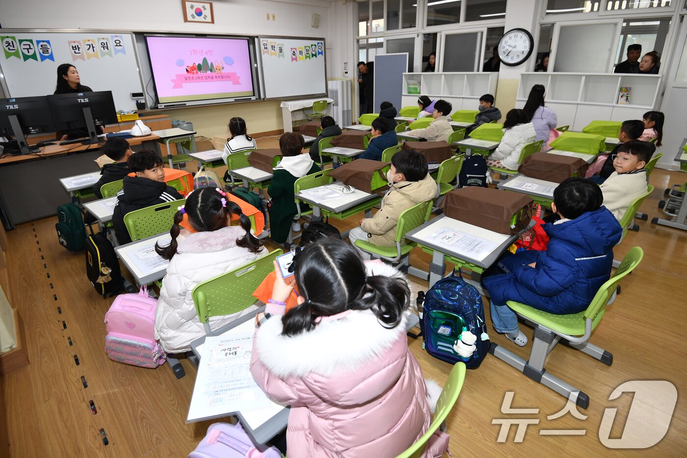 본문 이미지 - 4일 경북 포항시 북구 흥해읍 달전초등학교에서 열린 2025학년도 입학식에서 1학년 신입생들이 담임 선생님의 말씀을 듣고 있다. 2025.3.4/뉴스1 ⓒ News1 최창호 기자