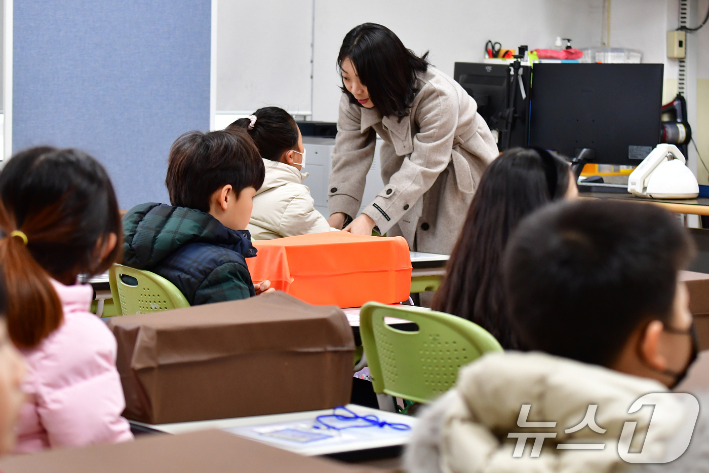 (포항=뉴스1) 최창호 기자 = 4일 경북 포항시 북구 흥해읍 달전초등학교에서 열린 2025학년도 입학식에서 1학년 신입생이 담임 선생님에게 질문하고 듣고 있다. 2025.3.4/ …