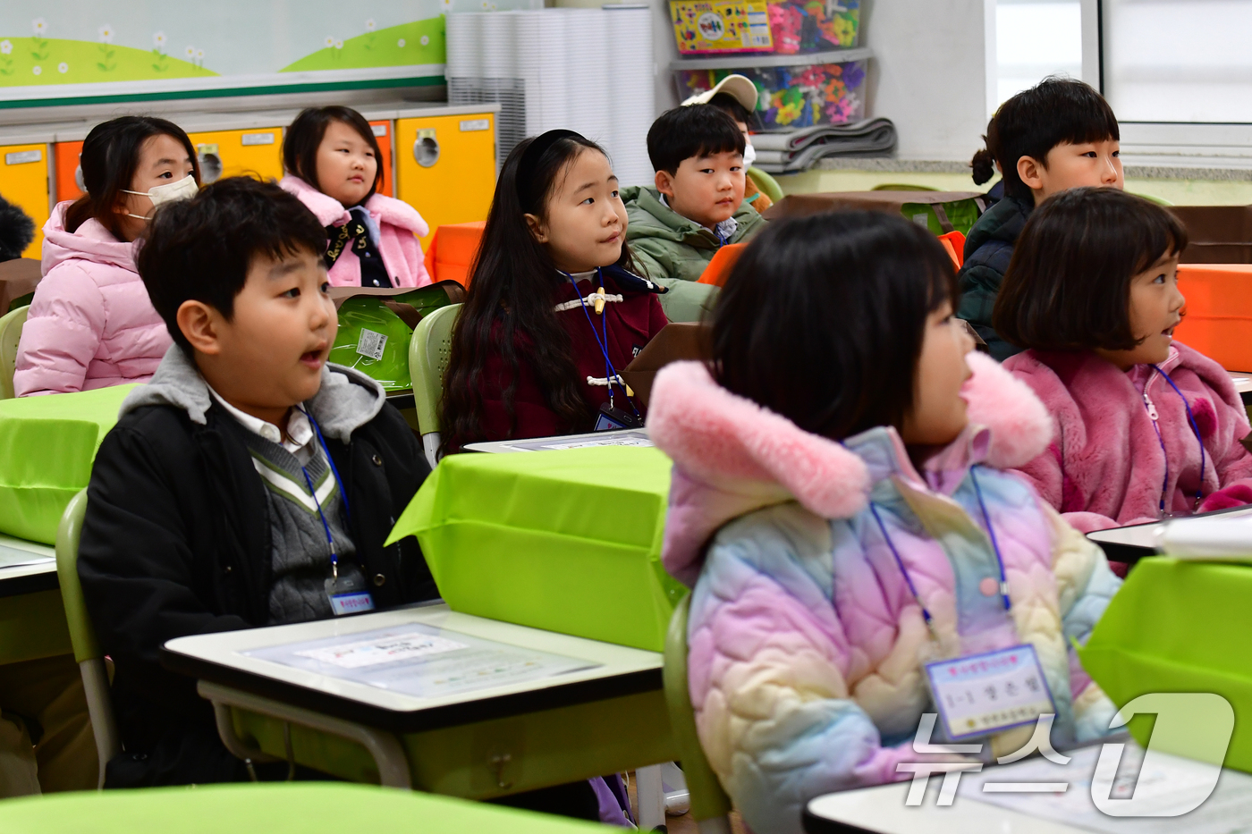 (포항=뉴스1) 최창호 기자 = 4일 경북 포항시 북구 흥해읍 달전초등학교에서 열린 2025학년도 입학식에서 1학년 신입생들이 담임 선생님과 인사를 나누고 있다. 2025.3.4/ …
