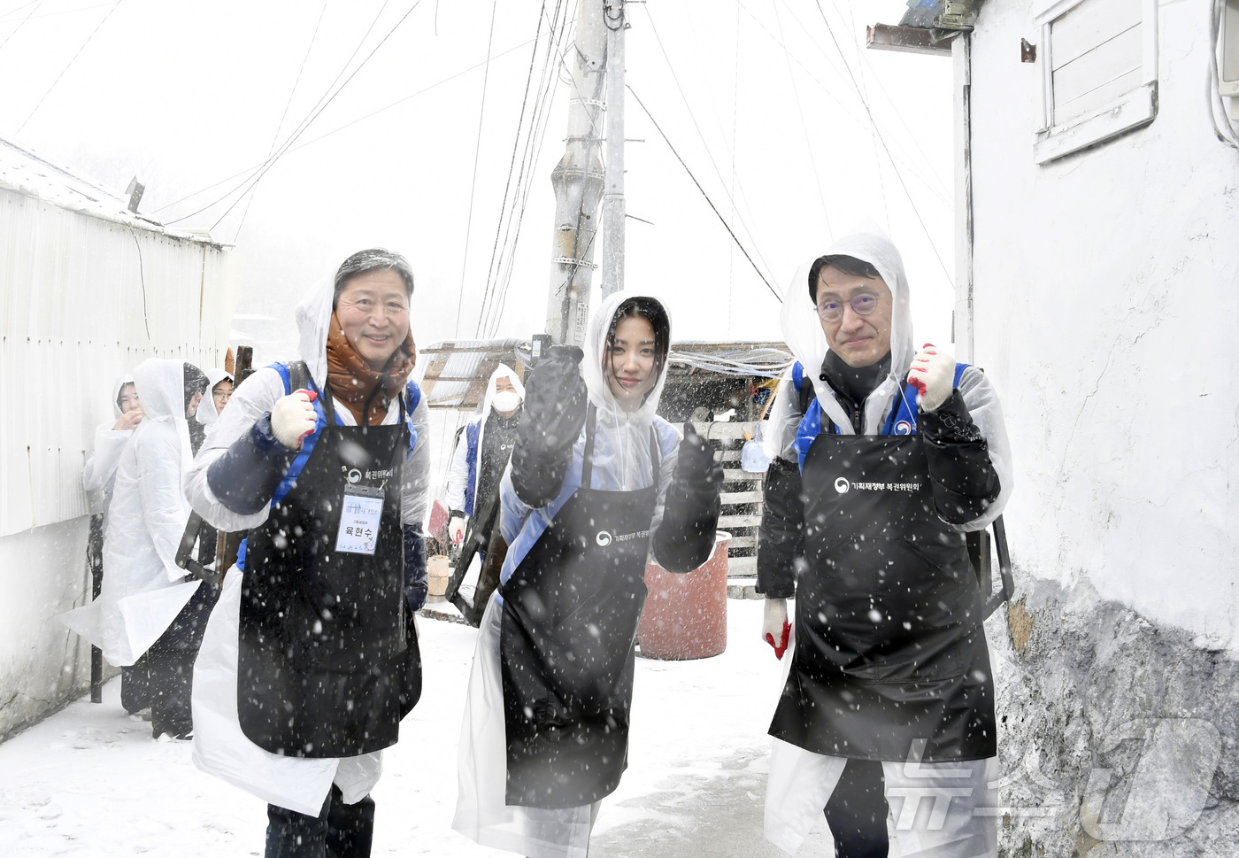 (서울=뉴스1) = 4일 오전 서울 서대문구 홍제동 개미마을에서 열린 '제18기 행복공감봉사단 발대식 및 1차 봉사활동'에서 김윤상 기획재정부 차관과 배우 박하선, 봉사단원 등이 …