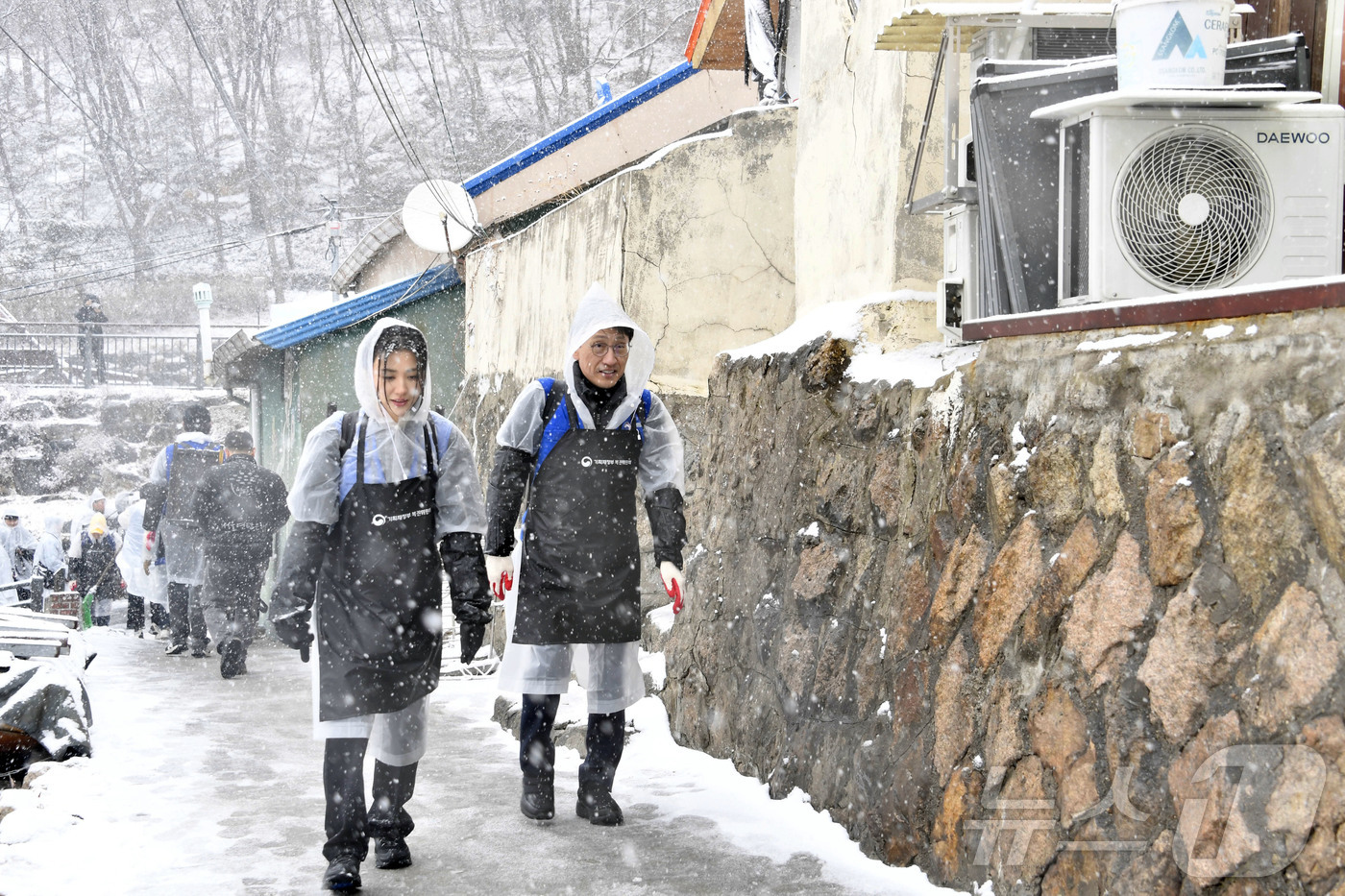 (서울=뉴스1) = 4일 오전 서울 서대문구 홍제동 개미마을에서 열린 '제18기 행복공감봉사단 발대식 및 1차 봉사활동'에서 김윤상 기획재정부 차관과 배우 박하선, 봉사단원 등이 …