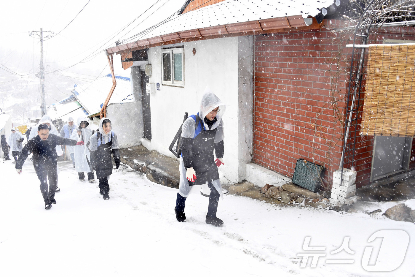 (서울=뉴스1) = 4일 오전 서울 서대문구 홍제동 개미마을에서 열린 '제18기 행복공감봉사단 발대식 및 1차 봉사활동'에서 김윤상 기획재정부 차관과 배우 박하선, 봉사단원 등이 …