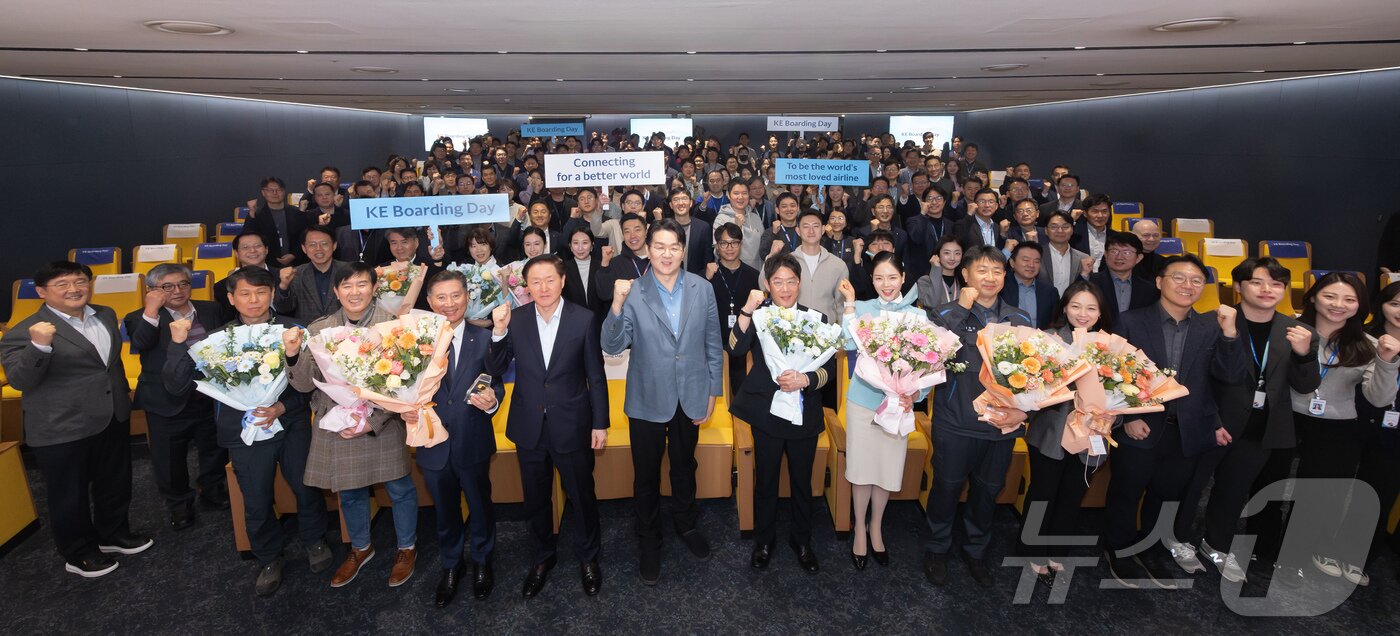 본문 이미지 -  대한항공은 4일 서울 강서구 대한항공 본사 5층 대강당에서 조원태 한진그룹 회장을 비롯한 임직원 200여 명이 참석한 가운데 창립 56주년을 맞아 새로운 기업 가치 체계를 알리는 ‘보딩데이(Boarding Day)’를 개최했다. 사진은 보딩데이 행사에 참석한 조원태 한진그룹 회장과 임직원들이 기념사진을 촬영하는 모습.(대한항공 제공)