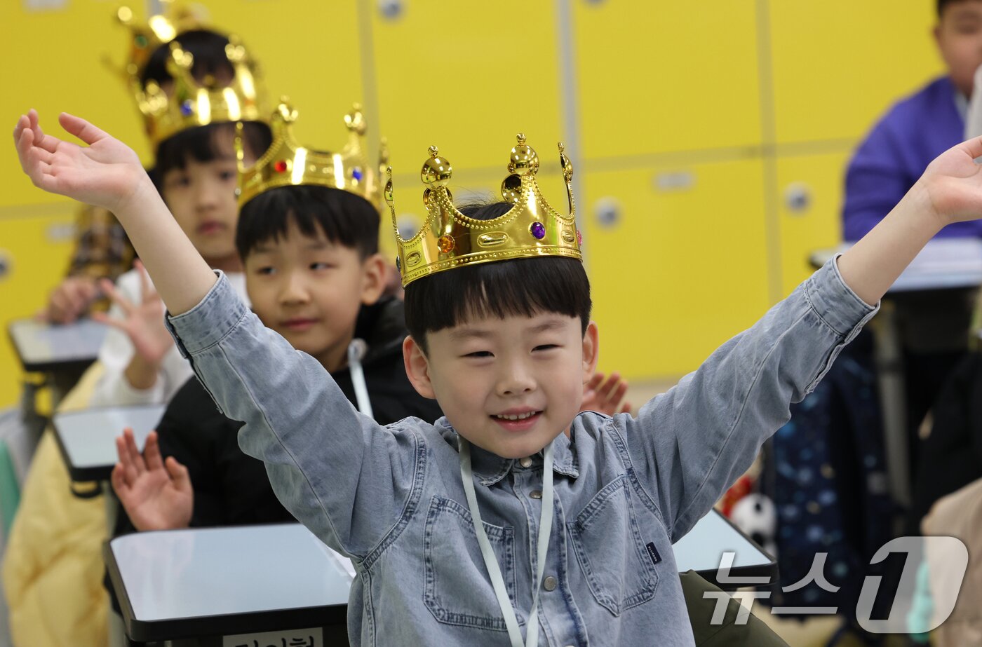 본문 이미지 - 4일 오전 경기 수원시 장안구 대평초등학교에서 열린 2025학년도 입학식에서 학생들이 담임선생님과 인사를 나누고 있다. 2025.3.4/뉴스1 ⓒ News1 김영운 기자