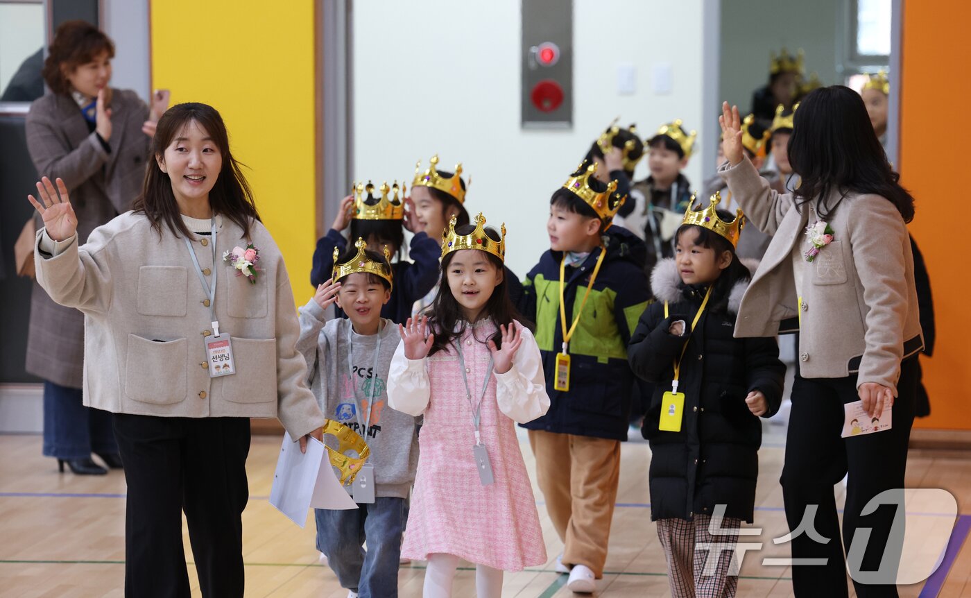 본문 이미지 - 4일 오전 경기 수원시 장안구 대평초등학교에서 열린 2025학년도 입학식에서 신입생들이 입장하고 있다. 2025.3.4/뉴스1 ⓒ News1 김영운 기자