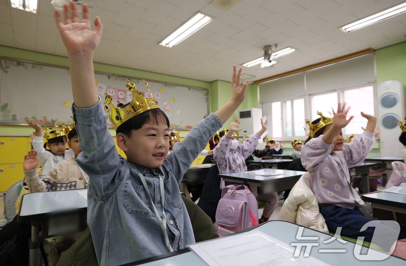 본문 이미지 - 4일 오전 경기 수원시 장안구 대평초등학교에서 열린 2025학년도 입학식에서 학생들이 담임선생님과 인사를 나누고 있다. 2025.3.4/뉴스1 ⓒ News1 김영운 기자