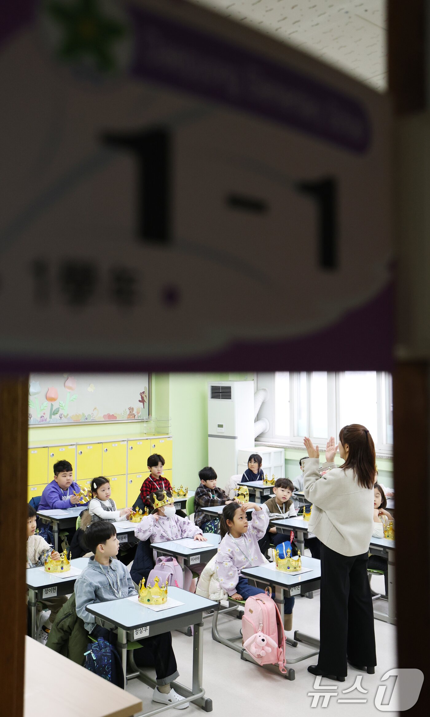 본문 이미지 - 4일 오전 경기 수원시 장안구 대평초등학교에서 열린 2025학년도 입학식에서 학생들이 담임선생님과 인사를 나누고 있다. 2025.3.4/뉴스1 ⓒ News1 김영운 기자