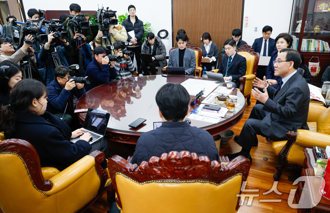 (서울=뉴스1) 안은나 기자 = 국민의힘 헌법개정특별위원장인 주호영 국회 부의장이 4일 서울 여의도 국회에서 특위 1차 회의 결과 관련 기자간담회를 하고 있다. 2025.3.4/뉴 …