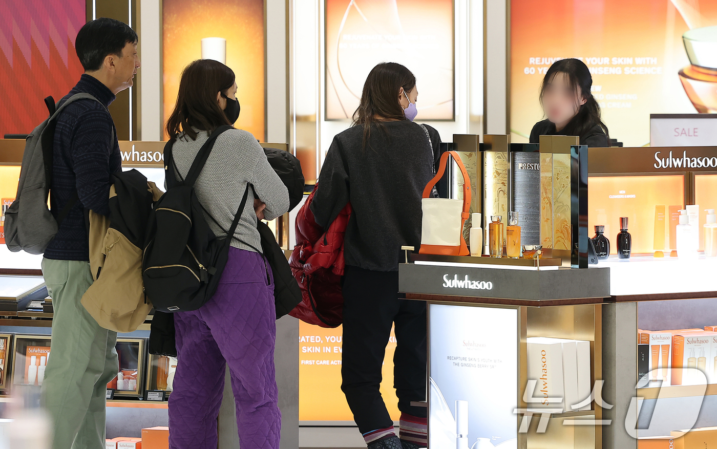 (서울=뉴스1) 김진환 기자 = 4일 오후 서울 중구 한 면세점에서 관광객들이 쇼핑을 하고 있다.통계청이 이날 발표한 2025년 1월 산업활동동향에 따르면 생산·소비·투자가 모두 …