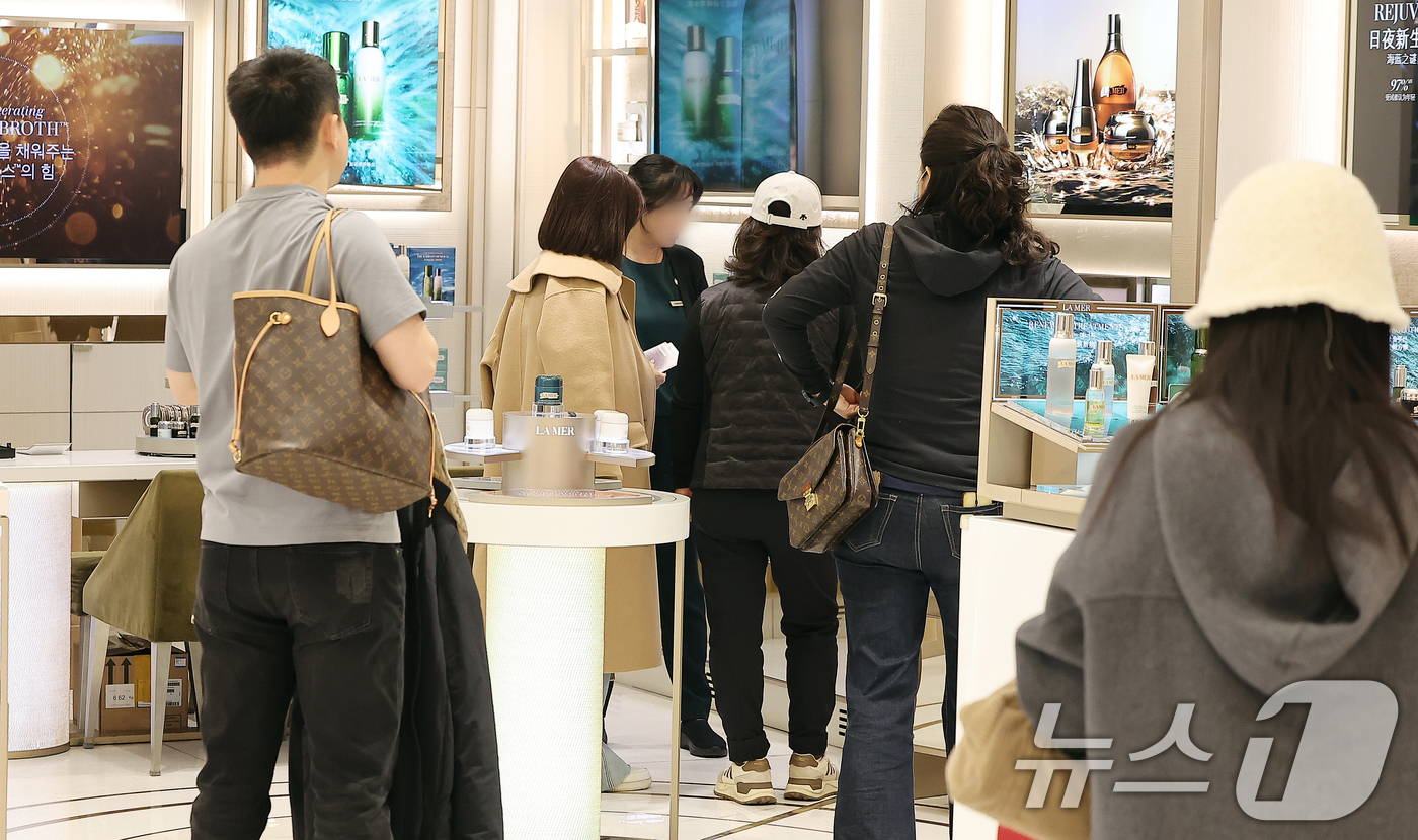 (서울=뉴스1) 김진환 기자 = 4일 오후 서울 중구 한 면세점에서 관광객들이 쇼핑을 하고 있다.통계청이 이날 발표한 2025년 1월 산업활동동향에 따르면 생산·소비·투자가 모두 …