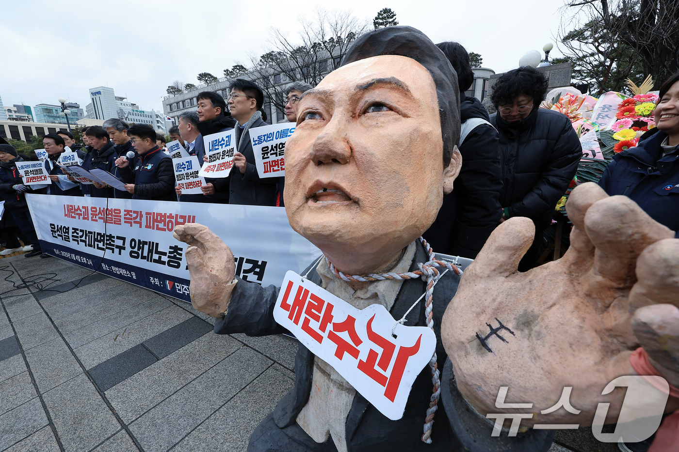 (서울=뉴스1) 박정호 기자 = 김동명 한국노총 위원장과 양경수 민주노총 위원장 등이 4일 오후 서울 종로구 재동 헌법재판소 앞에서 윤석열 대통령 파면 촉구 양대노총 기자회견을 하 …