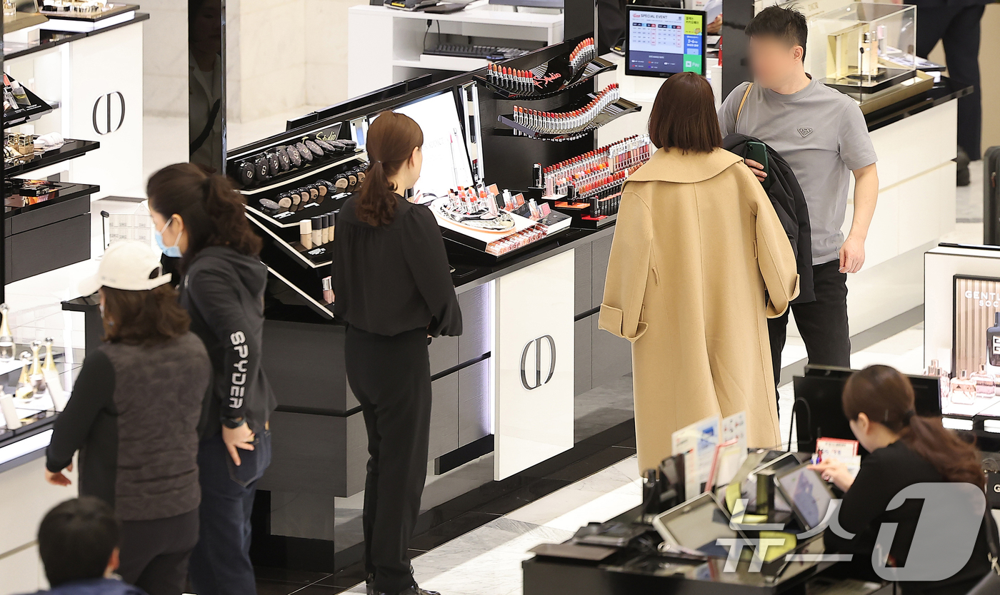 (서울=뉴스1) 김진환 기자 = 4일 오후 서울 중구 한 면세점에서 한 외국인 관광객이 쇼핑을 하고 있다.통계청이 이날 발표한 2025년 1월 산업활동동향에 따르면 생산·소비·투자 …