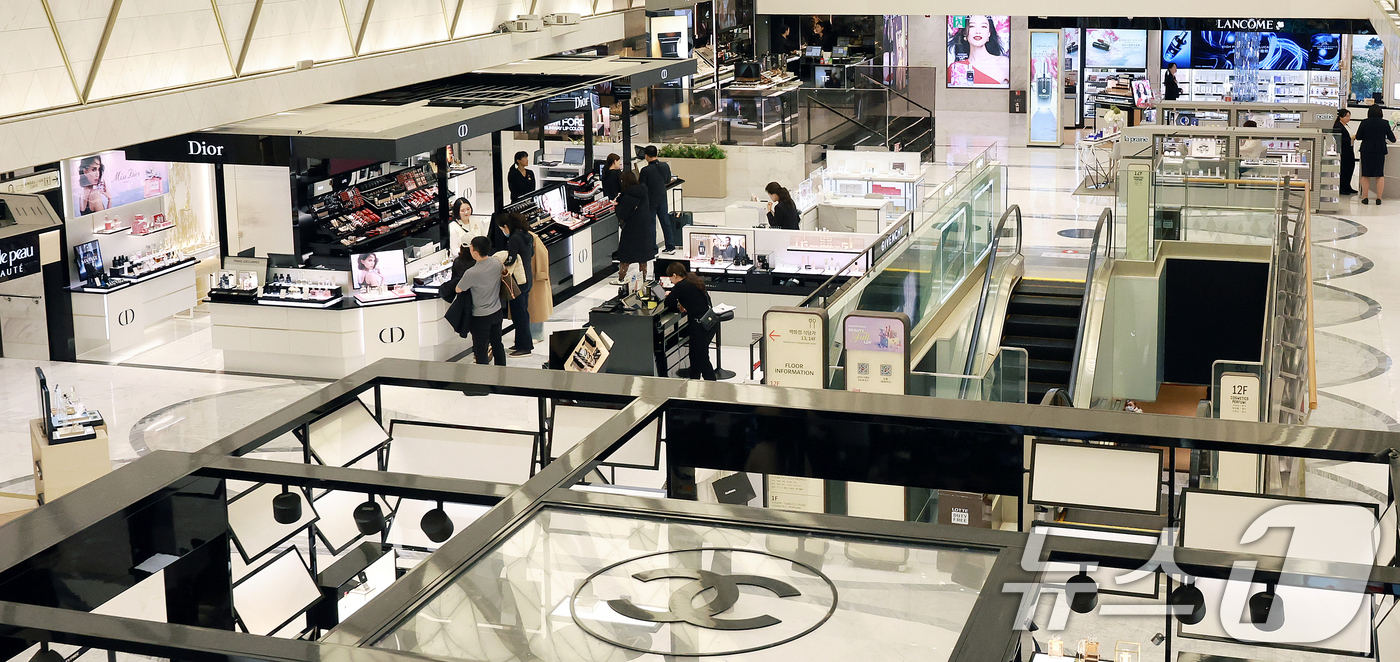 (서울=뉴스1) 김진환 기자 = 4일 오후 서울 중구 한 면세점에서 관광객들이 쇼핑을 하고 있다.통계청이 이날 발표한 2025년 1월 산업활동동향에 따르면 생산·소비·투자가 모두 …