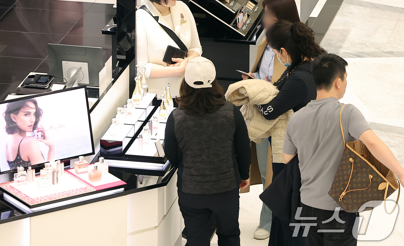 (서울=뉴스1) 김진환 기자 = 4일 오후 서울 중구 한 면세점에서 관광객들이 쇼핑을 하고 있다.통계청이 이날 발표한 2025년 1월 산업활동동향에 따르면 생산·소비·투자가 모두 …