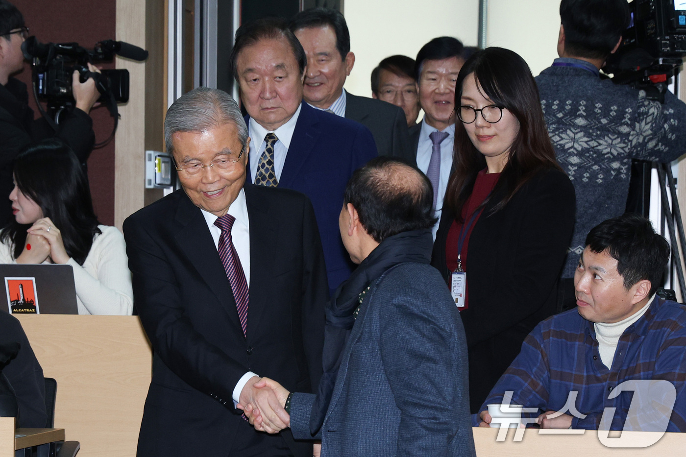 (서울=뉴스1) 신웅수 기자 = 김종인 전 국민의힘 비상대책위원장이 4일 오후 서울 관악구 서울대학교 아시아연구소에서 열린 '국가원로들 개헌을 말하다' 대담회에서 참석자들과 인사하 …