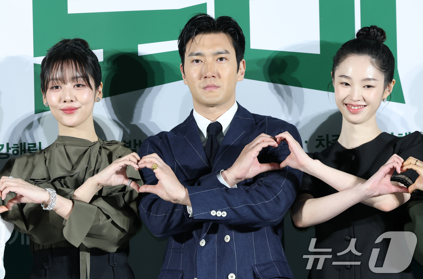 (서울=뉴스1) 권현진 기자 = 배우 차주영(왼쪽부터)과 최시원, 강해림이 4일 서울 광진구 롯데시네마 건대점에서 열린 영화 ‘로비’(감독 하정우) 제작보고회에 참석해 하트 포즈를 …