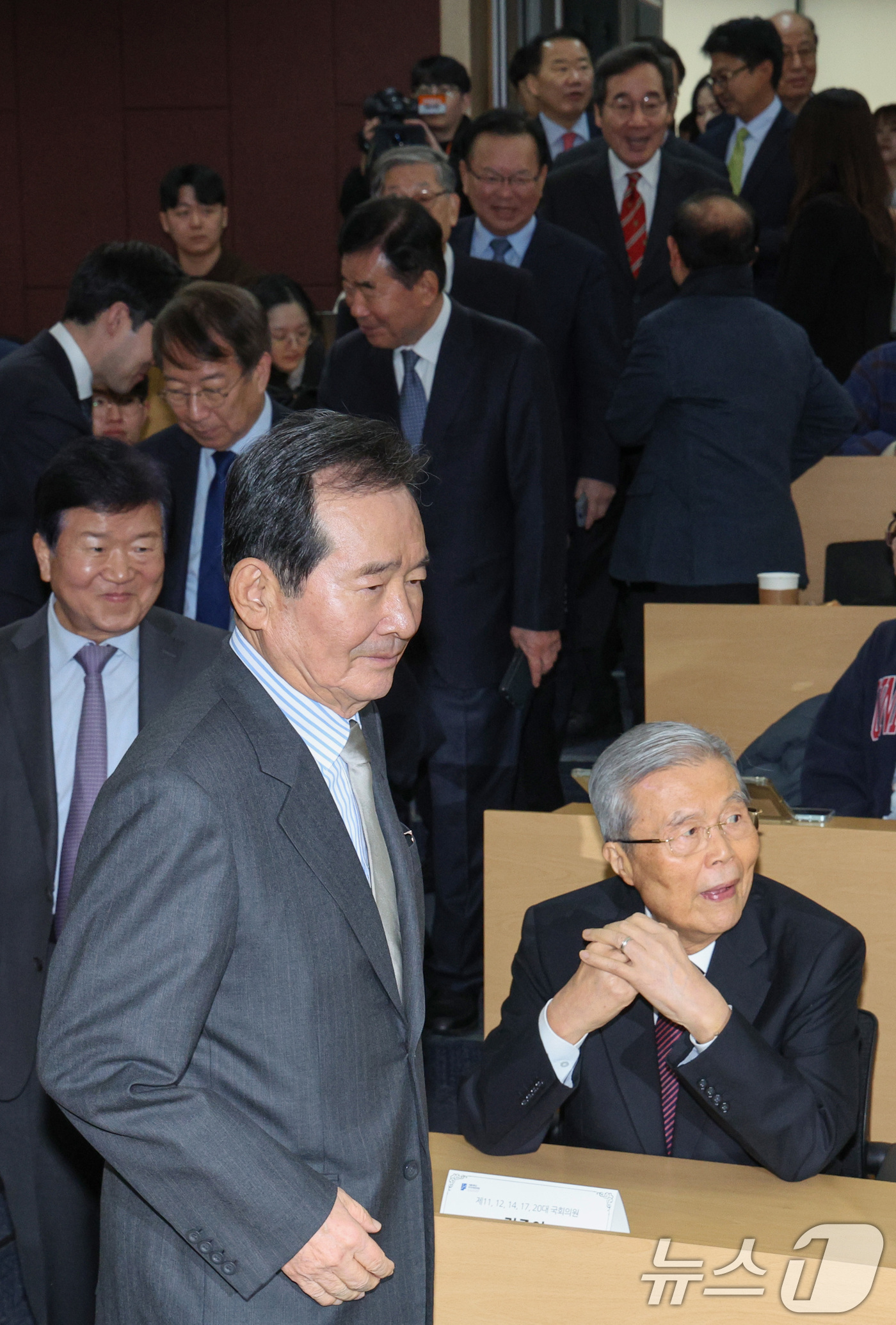 (서울=뉴스1) 신웅수 기자 = 4일 오후 서울 관악구 서울대학교 아시아연구소에서 '국가원로들 개헌을 말하다' 대담회에서 참가자들이 자리로 향하고 있다.이날 행사에는 정세균·박병석 …