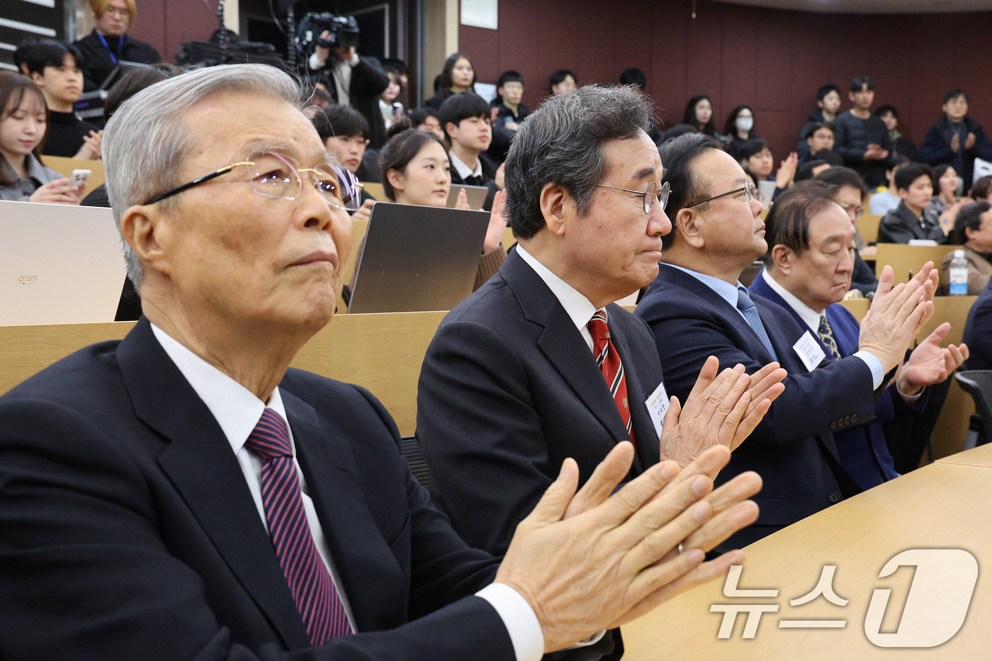 (서울=뉴스1) 신웅수 기자 = 김종인 전 국민의힘 비상대책위원장(왼쪽부터) 이낙연·김부겸 전 국무총리가 4일 오후 서울 관악구 서울대학교 아시아연구소에서 '국가원로들 개헌을 말하 …