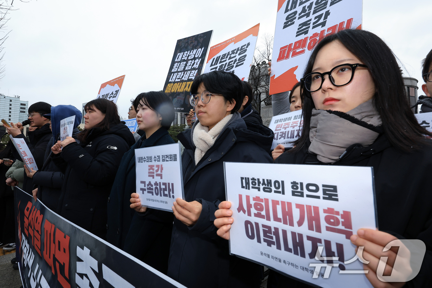 (서울=뉴스1) 박정호 기자 = 한국대학생진보연합 활동가 및 대학생 등이 4일 오후 서울 종로구 재동 헌법재판소 앞에서 윤석열 대통령 파면 촉구 대학생 시국 기자회견을 하고 있다. …