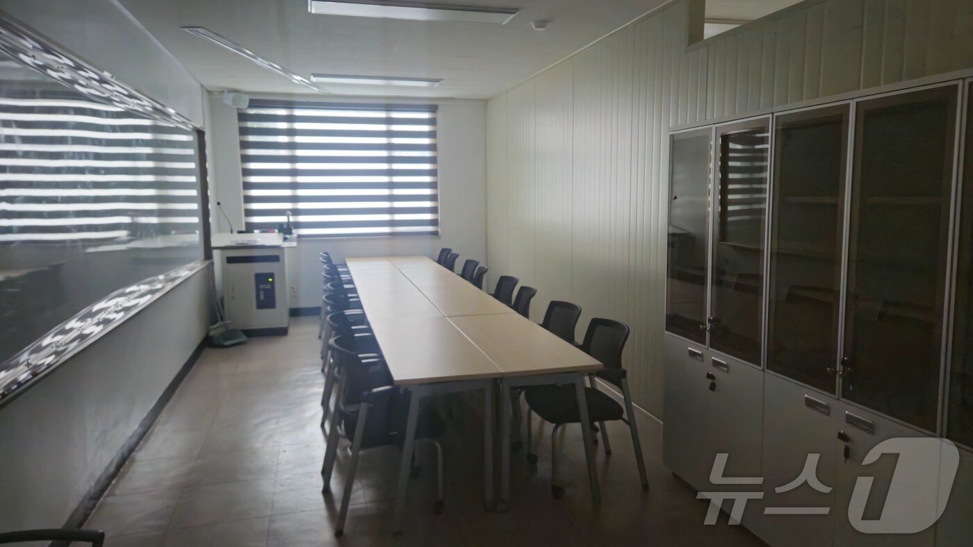 본문 이미지 - 4일 오전 강원대 춘천캠퍼스 의과대학에 학생 동아리방의 불이 꺼져 있다.2025.3.4 한귀섭 기자