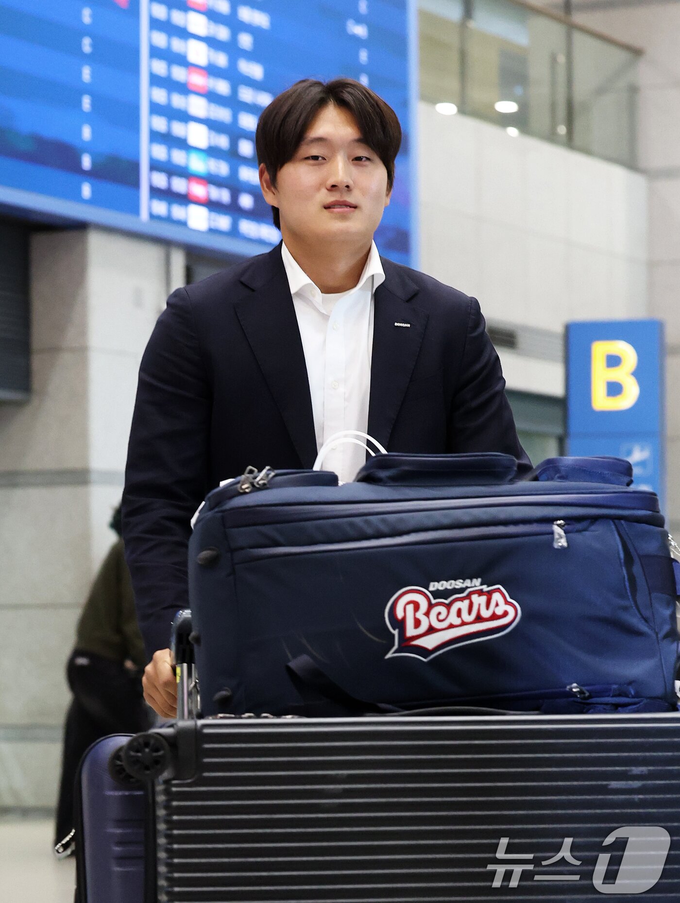 본문 이미지 - 프로야구 두산 베어스 김택연이 36일 간의 스프링캠프 전지훈련을 마치고 4일 오후 인천국제공항을 통해 귀국하고 있다. 2025.3.4/뉴스1 ⓒ News1 오대일 기자