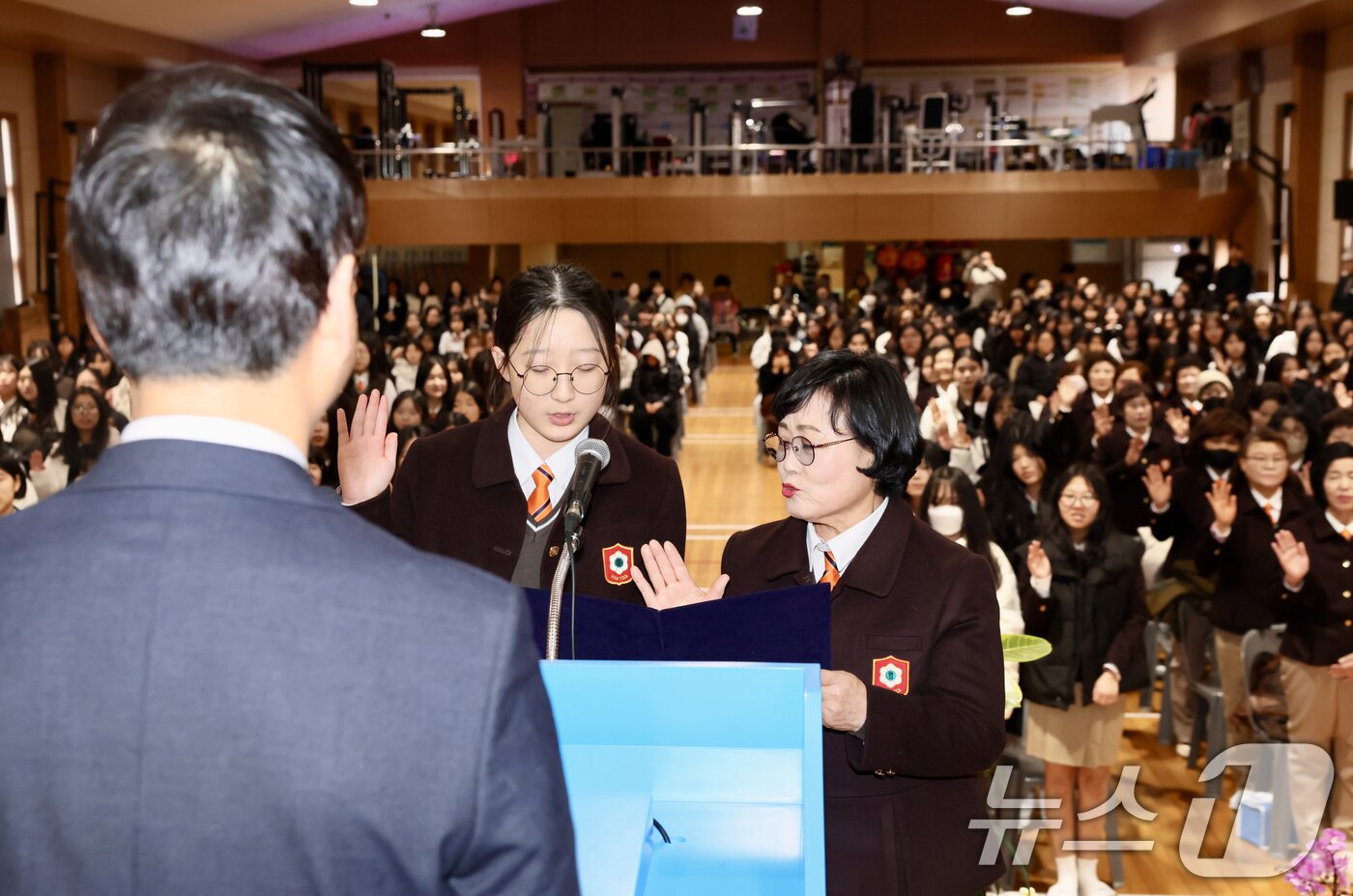 본문 이미지 - 4일 전북자치도 익산시 함열여자고등학교에서 열린 입학식에서 성인반 최고령 학생인 전길자씨(오른쪽)와 일반 신입생 대표가 선서를 하고 있다. (전북특별자치도교육청 제공. 재판매 및 DB금지) 2025.3.4/뉴스1