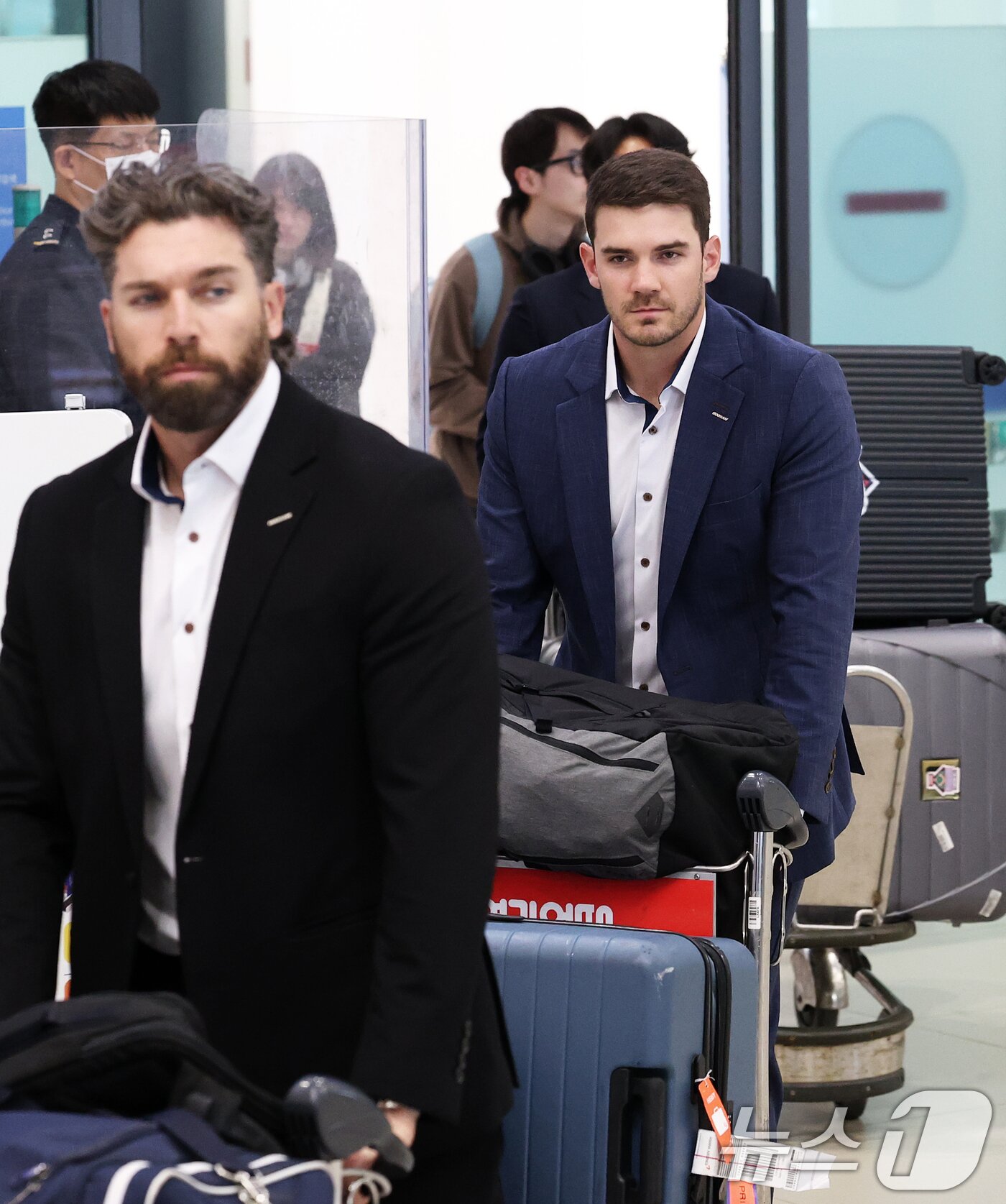 본문 이미지 - 두산 베어스 스프링캠프에서 MVP를 차지한 외국인 투수 잭 로그(오른쪽)가 36일 간의 전지훈련을 마치고 4일 오후 인천국제공항을 통해 귀국하고 있다. 2025.3.4/뉴스1 ⓒ News1 오대일 기자