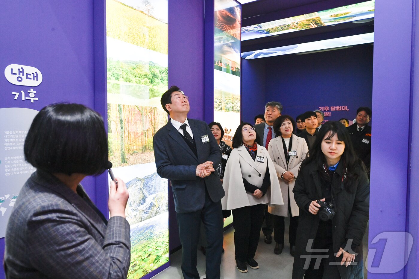 본문 이미지 - 강원 원주시와 원주시탄소중립지원센터가 4일 기후변화대응 교육연구센터에서 새로운 원주기후변화홍보관을 연 가운데, 이날 참석자들이 시설을 둘러보고 있다. (원주시 제공. 재판매 및 DB금지) 2025.3.4/뉴스1