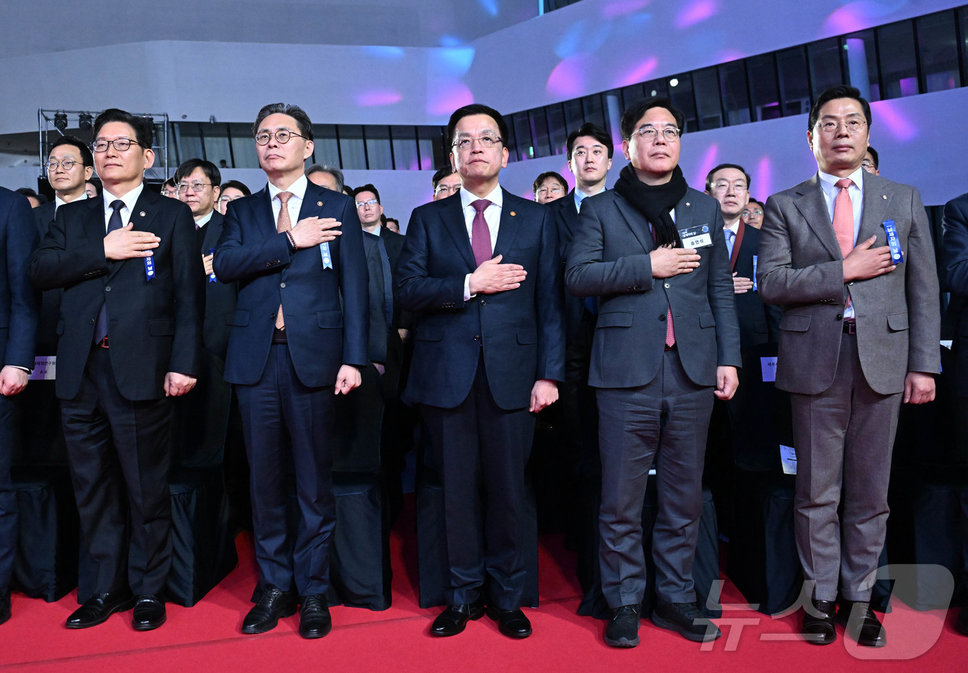 (서울=뉴스1) = 최상목 대통령 권한대행 부총리 겸 기획재정부 장관이 4일 서울 동대문구디자인플라자에서 열린 '제59회 납세자의 날 기념식'에 참석해 국민의례를 하고 있다. (기 …