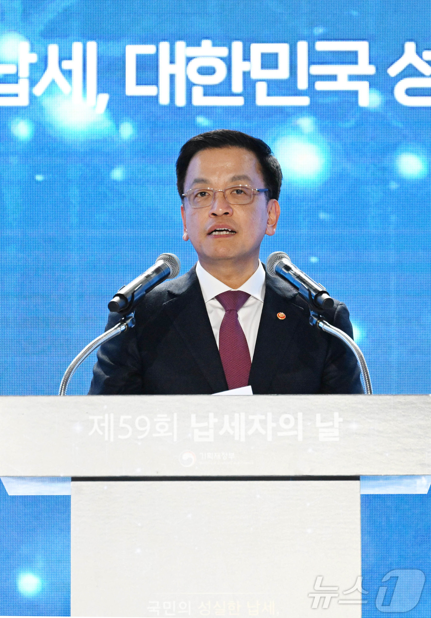 (서울=뉴스1) = 최상목 대통령 권한대행 부총리 겸 기획재정부 장관이 4일 서울 동대문구디자인플라자에서 열린 '제59회 납세자의 날 기념식'에 참석해 치사를 치고 있다. (기획재 …