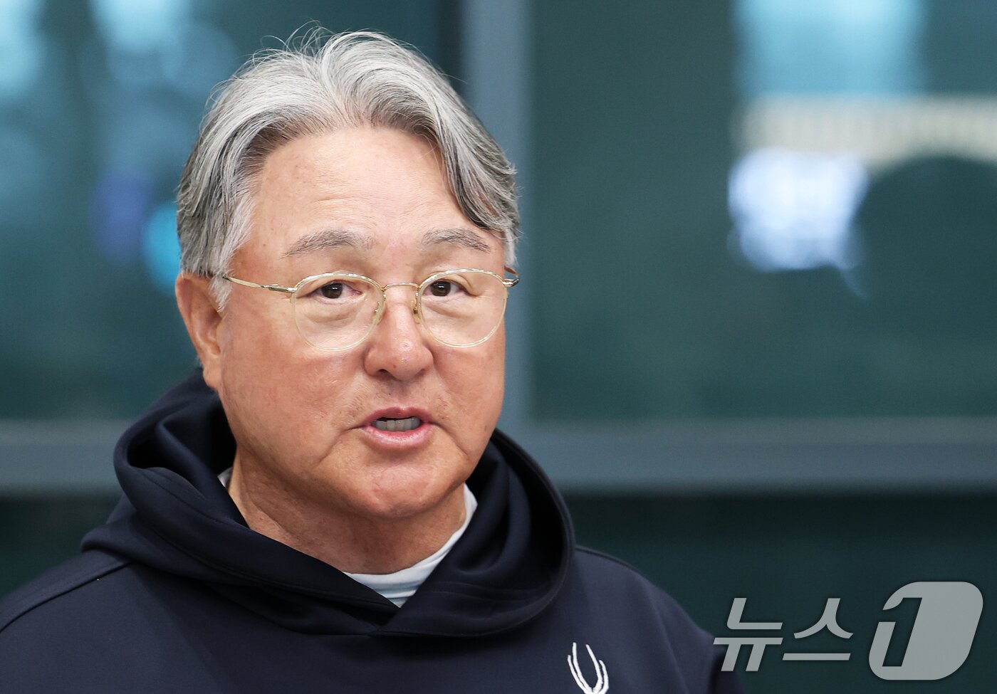 본문 이미지 - 프로야구 한화 이글스 김경문 감독이 호주와 일본 스프링캠프 전지훈련을 마치고 4일 오후 인천국제공항을 통해 귀국해 취재진의 질문에 답하고 있다. 2025.3.4/뉴스1 ⓒ News1 오대일 기자