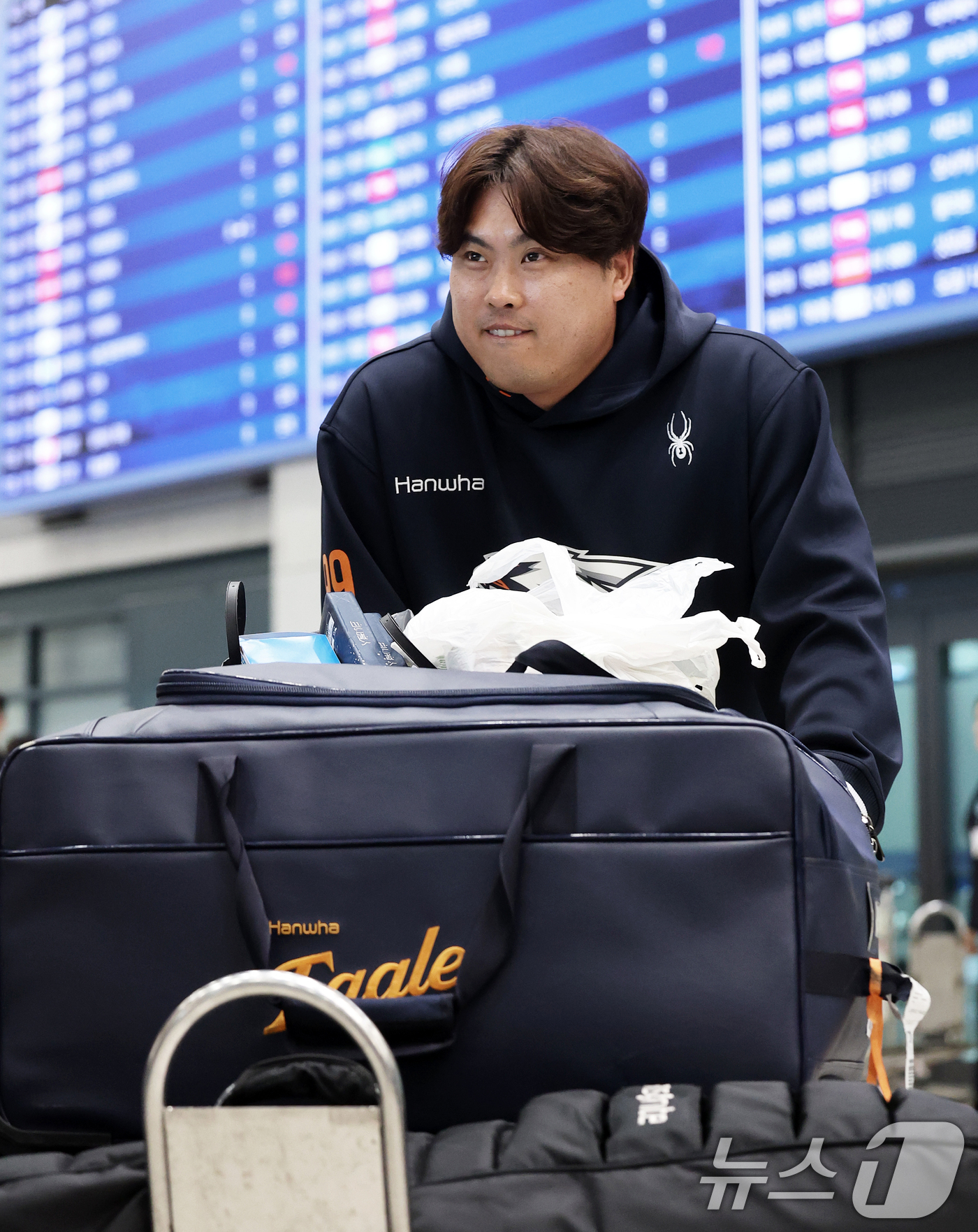 (인천공항=뉴스1) 오대일 기자 = 프로야구 한화 이글스 류현진이 호주와 일본 스프링캠프 전지훈련을 마치고 4일 오후 인천국제공항을 통해 귀국하고 있다. 2025.3.4/뉴스1