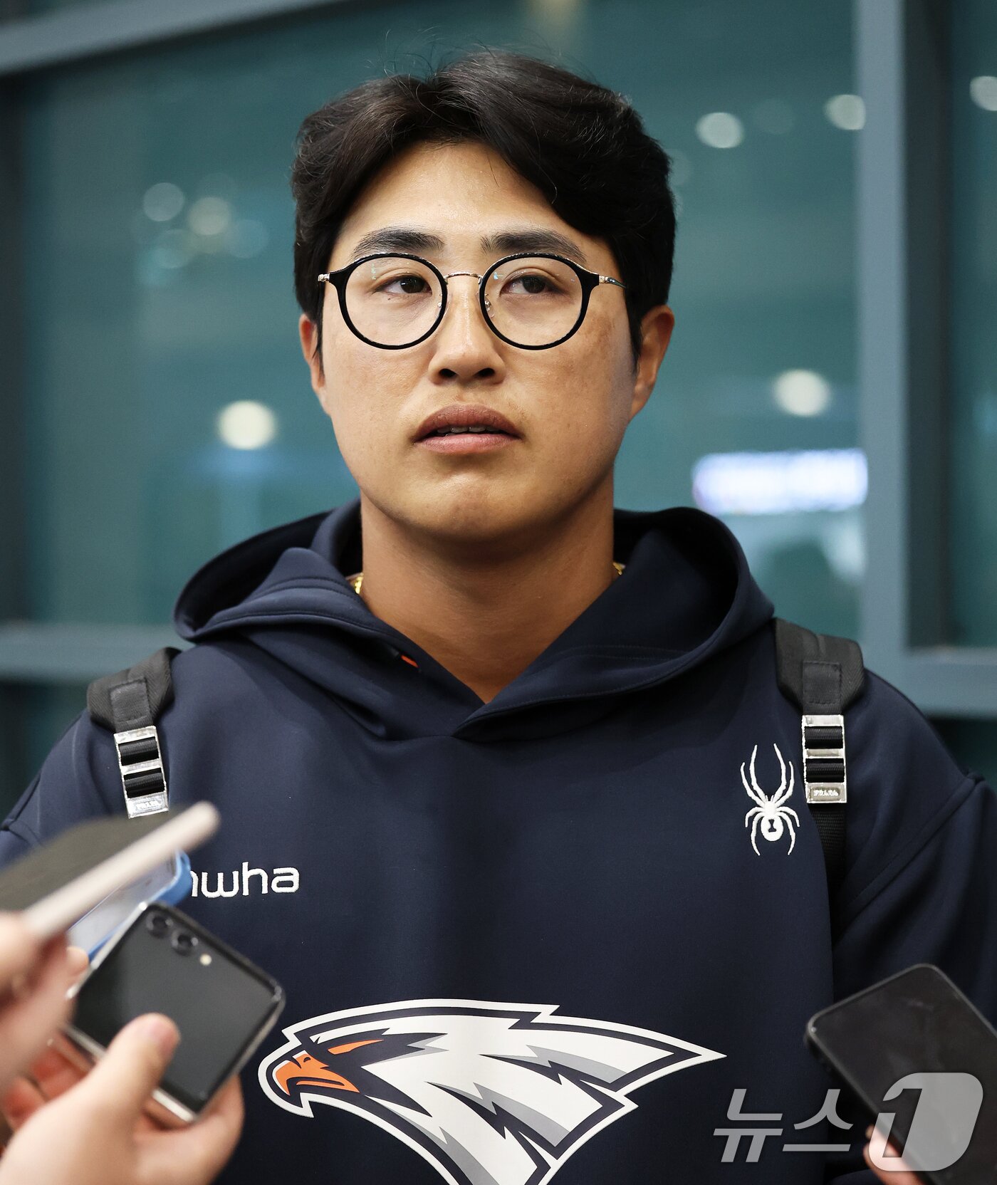 본문 이미지 - 프로야구 한화 이글스 주장 채은성이 호주와 일본 스프링캠프 전지훈련을 마치고 4일 오후 인천국제공항을 통해 귀국해 취재진의 질문에 답하고 있다. 2025.3.4/뉴스1 ⓒ News1 오대일 기자