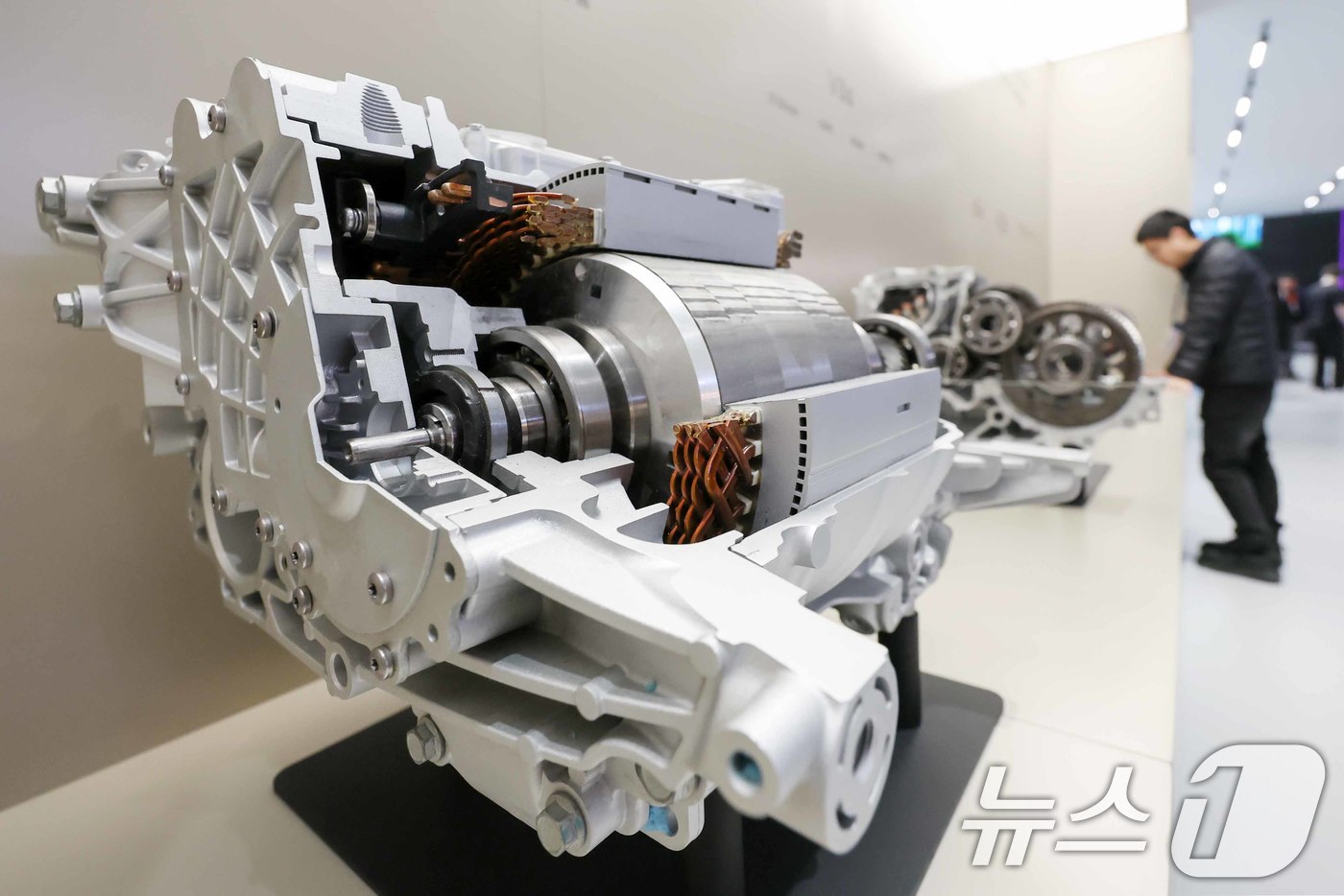 (바르셀로나(스페인)=뉴스1) 민경석 기자 = 4일(현지시간) 스페인 바르셀로나 피라 그란 비아 전시장에서 열린 '모바일 월드 콩그레스(MWC) 2025'를 찾은 관람객들이 샤오미 …