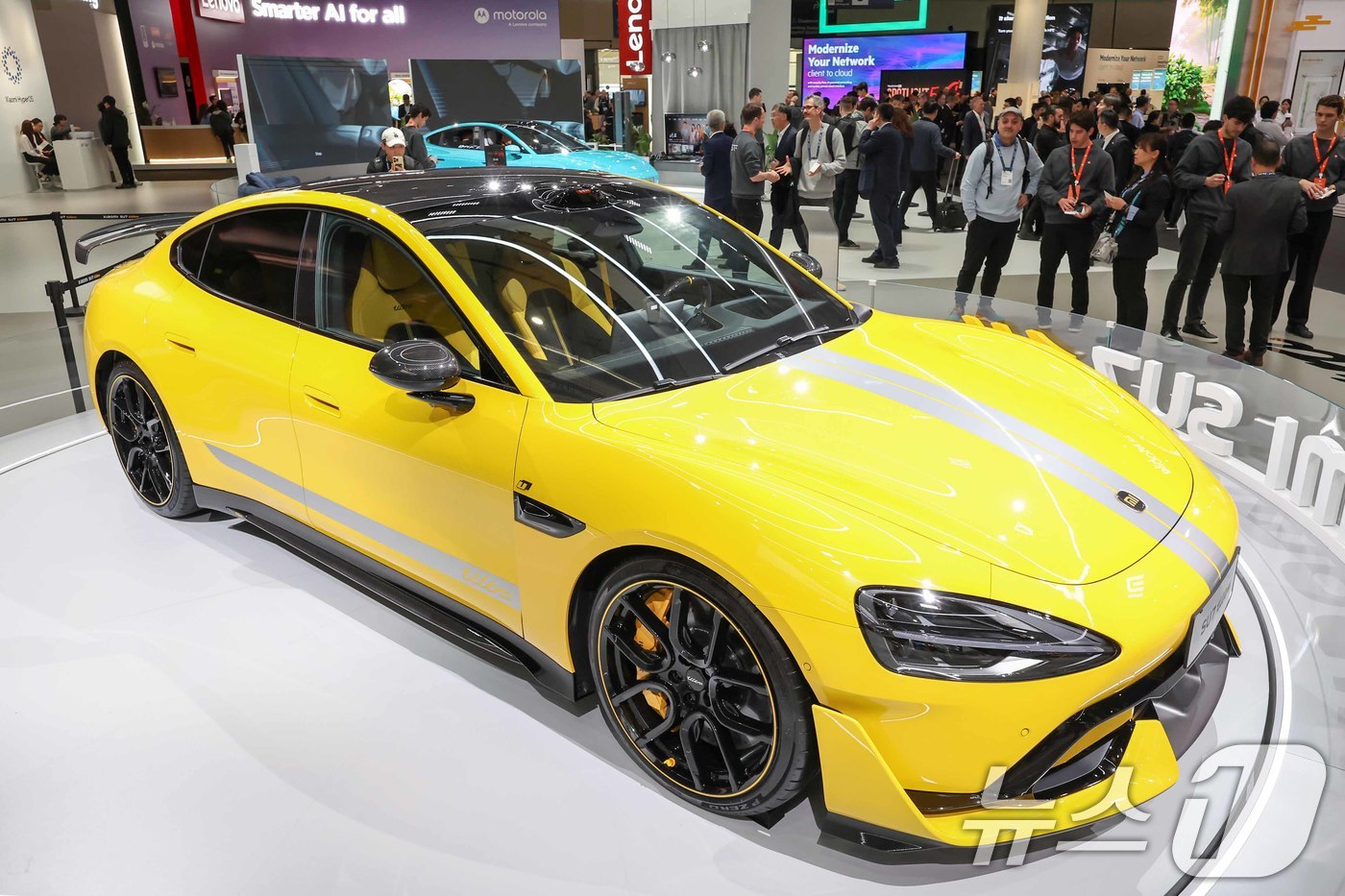 (바르셀로나(스페인)=뉴스1) 민경석 기자 = 4일(현지시간) 스페인 바르셀로나 피라 그란 비아 전시장에서 열린 '모바일 월드 콩그레스(MWC) 2025'에서 샤오미 부스 한가운데 …