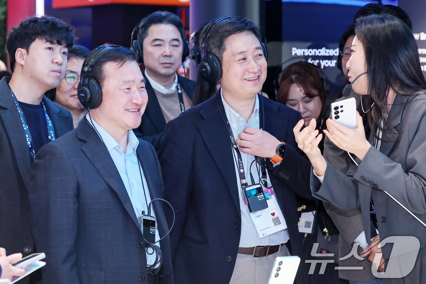 (바르셀로나(스페인)=뉴스1) 민경석 기자 = 노태문 삼성전자 사장(왼쪽)과 홍범식 LG유플러스 사장이 4일(현지시간) 스페인 바르셀로나 피라 그란 비아 전시장에서 열린 '모바일 …