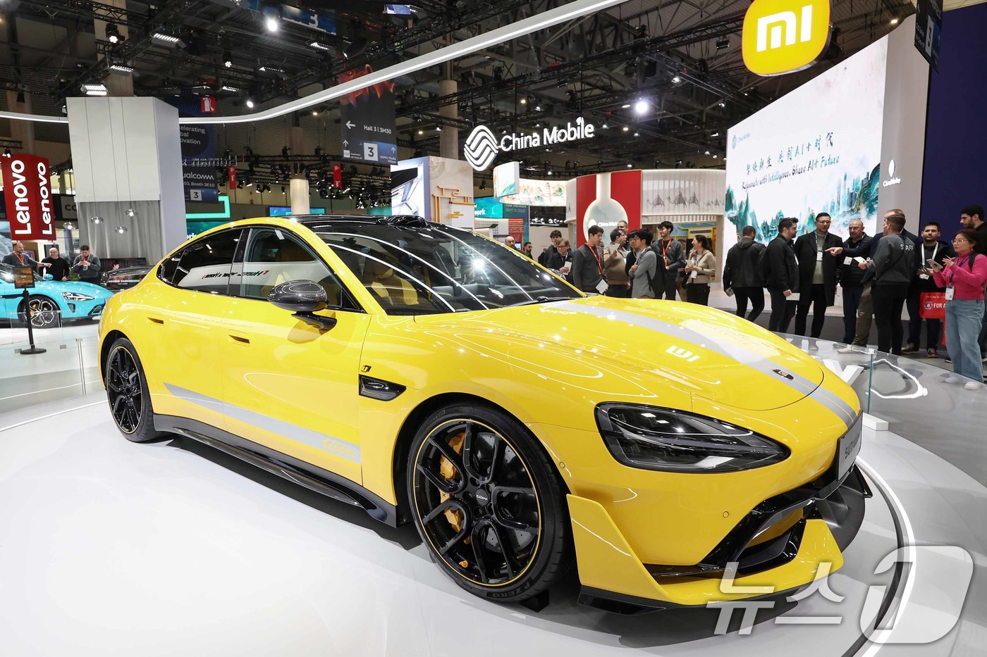 (바르셀로나(스페인)=뉴스1) 민경석 기자 = 4일(현지시간) 스페인 바르셀로나 피라 그란 비아 전시장에서 열린 '모바일 월드 콩그레스(MWC) 2025'에서 샤오미 부스 한가운데 …