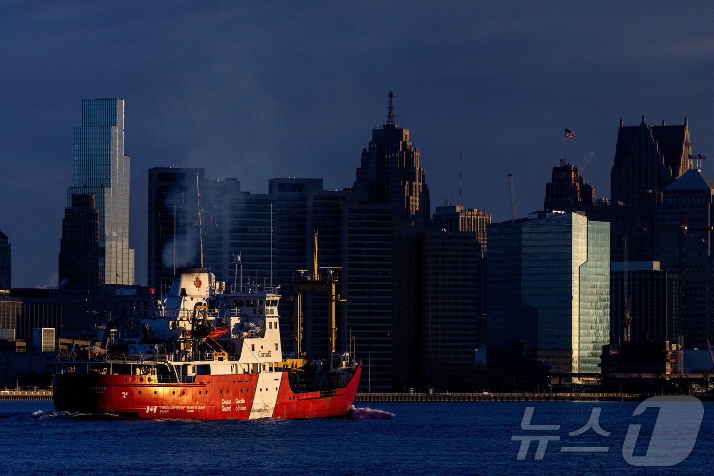 본문 이미지 - 4일(현지시간) 미국의 캐나다에 대한 25% 전면 관세와 캐나다의 보복 조치로 무역 긴장이 고조되는 가운데 캐나다 해안 경비대 함정이 캐나다 온타리오주 윈저와 미국 미시간주 디트로이트를 잇는 디트로이트 강을 항해하고 있다. ⓒ 로이터=뉴스1 ⓒ News1 류정민 특파원