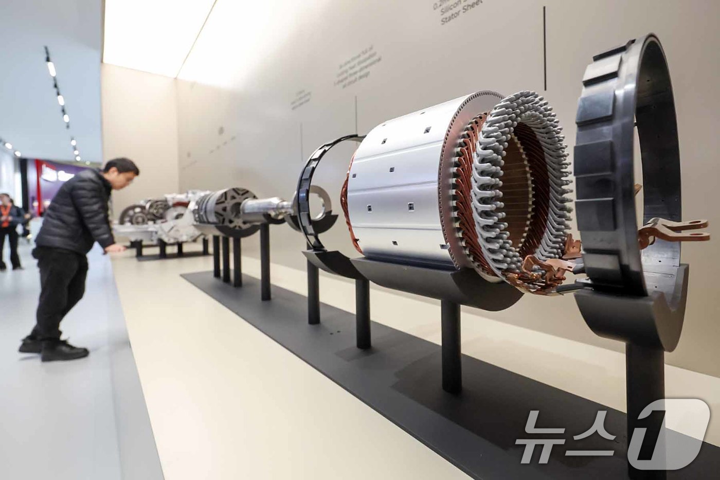 (바르셀로나(스페인)=뉴스1) 민경석 기자 = 4일(현지시간) 스페인 바르셀로나 피라 그란 비아 전시장에서 열린 '모바일 월드 콩그레스(MWC) 2025'를 찾은 관람객들이 샤오미 …