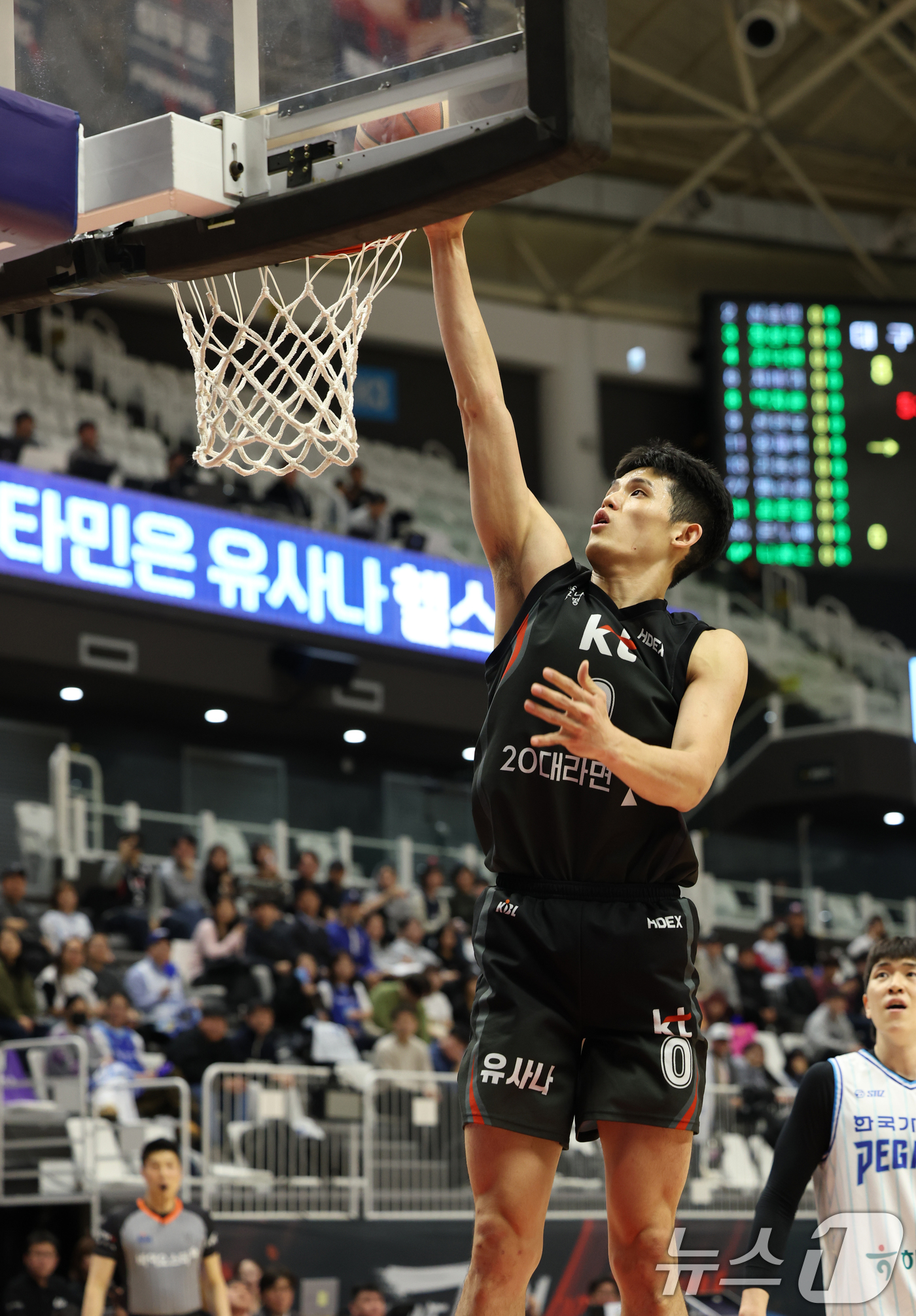 (수원=뉴스1) 김영운 기자 = 4일 오후 경기 수원시 권선구 수원KT소닉붐아레나에서 열린 '2024-2025 KCC 프로농구' 수원 KT 소닉붐과 대구 한국가스공사의 경기에서 K …