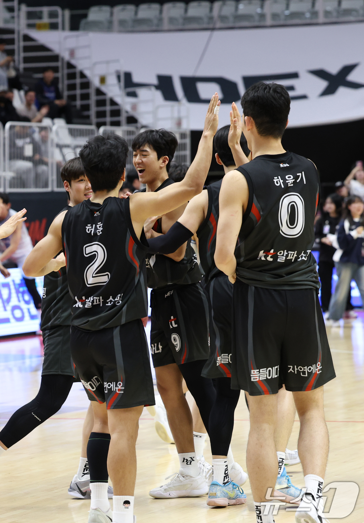 (수원=뉴스1) 김영운 기자 = 4일 오후 경기 수원시 권선구 수원KT소닉붐아레나에서 열린 '2024-2025 KCC 프로농구' 수원 KT 소닉붐과 대구 한국가스공사의 경기에서 승 …