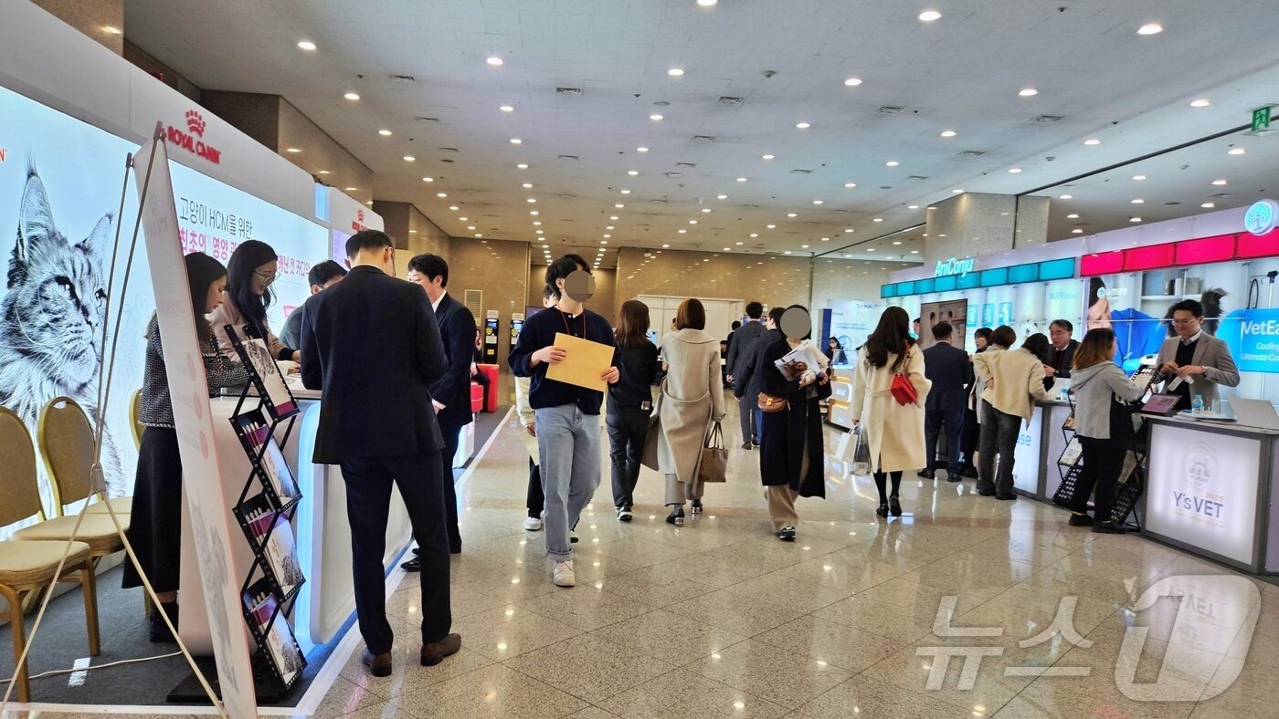 본문 이미지 - 로얄캐닌, 한국반려동물영양연구소, 펠리스 벳트너스 등 기업들은 '2025 KSFM 컨퍼런스' 행사장에 부스를 설치하고 제품, 서비스를 소개했다. ⓒ 뉴스1
