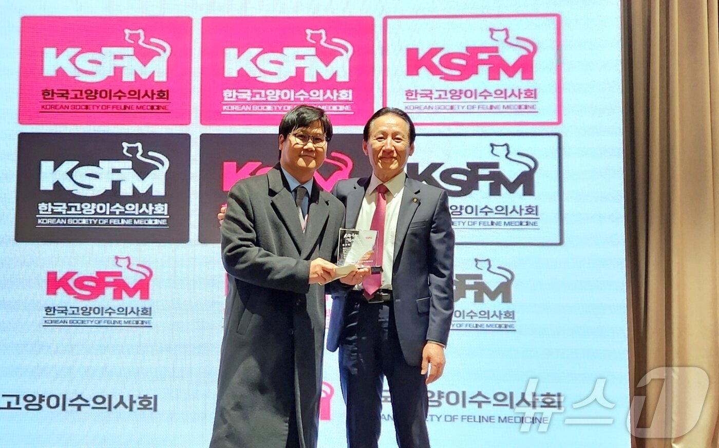 본문 이미지 - 이승근 충북수의사회 회장(오른쪽)은 1일 박찬우 고양이수의사회 이사에게 감사패를 전달하며 학술대회의 성공 개최를 축하했다. ⓒ 뉴스1 한송아 기자