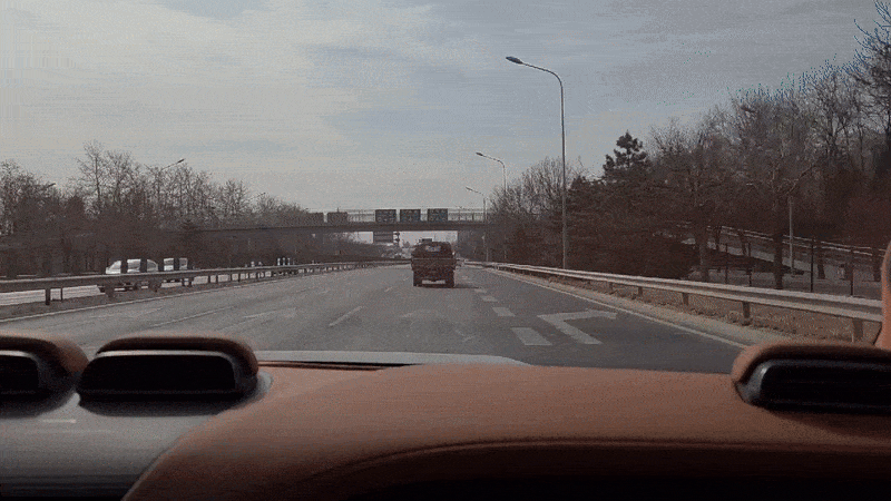 본문 이미지 - 4일 중국 베이징 시내에서 BYD 서브 브랜드인 양왕 U8 모델을 시승하고 있는 모습. (정윤영 기자)