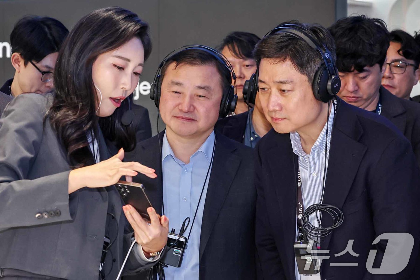 (바르셀로나(스페인)=뉴스1) 민경석 기자 = 노태문 삼성전자 사장(왼쪽 두 번째)과 홍범식 LG유플러스 사장이 4일(현지시간) 스페인 바르셀로나 피라 그란 비아 전시장에서 열린 …