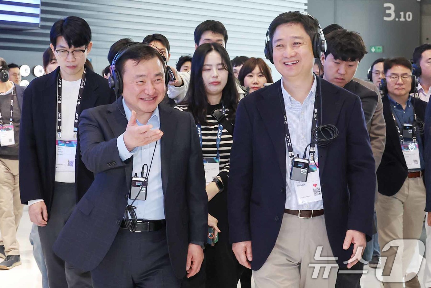 (바르셀로나(스페인)=뉴스1) 민경석 기자 = 노태문 삼성전자 사장(왼쪽)과 홍범식 LG유플러스 사장이 4일(현지시간) 스페인 바르셀로나 피라 그란 비아 전시장에서 열린 '모바일 …