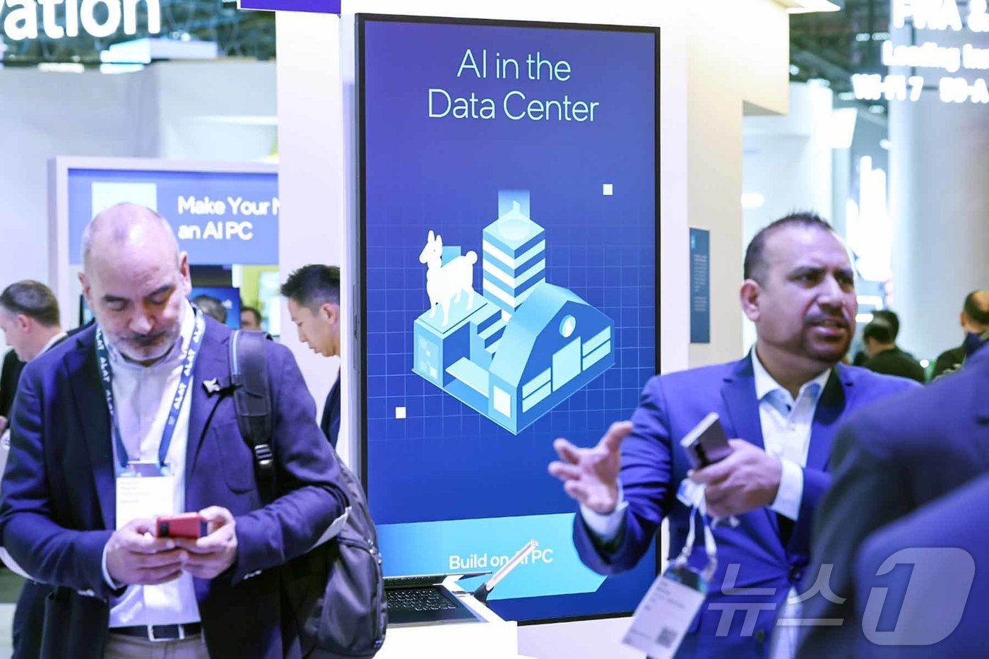 (바르셀로나(스페인)=뉴스1) 민경석 기자 = 4일(현지시간) 스페인 바르셀로나 피라 그란 비아 전시장에서 열린 '모바일 월드 콩그레스(MWC) 2025'를 찾은 관람객들이 인텔( …